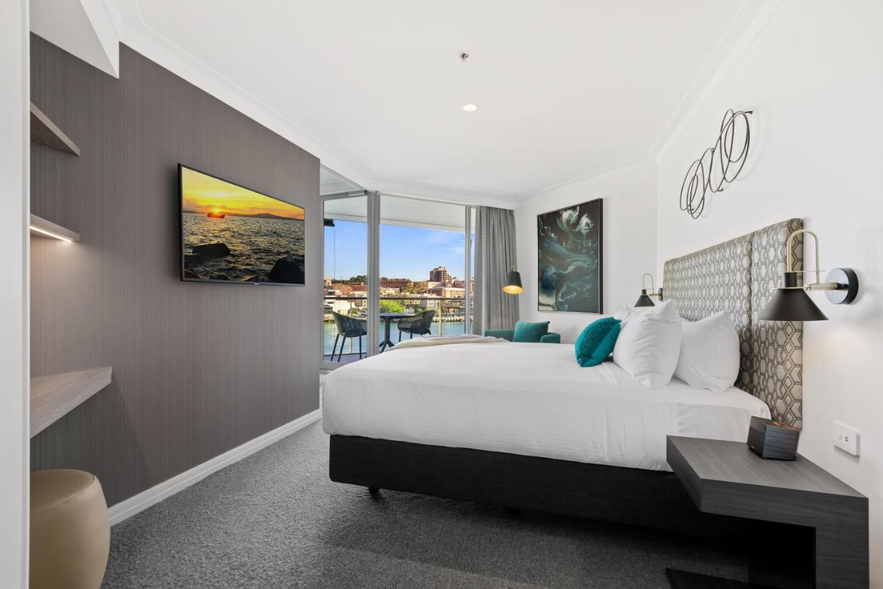 Deluxe One-Bedroom Apartment with Harbour View