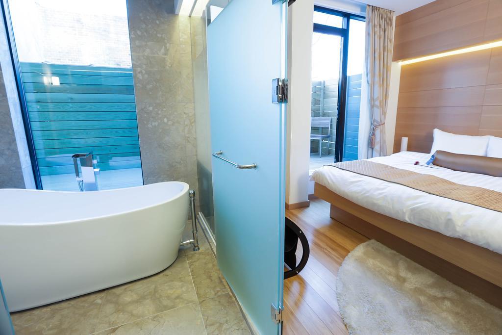King Room with Spa Bath