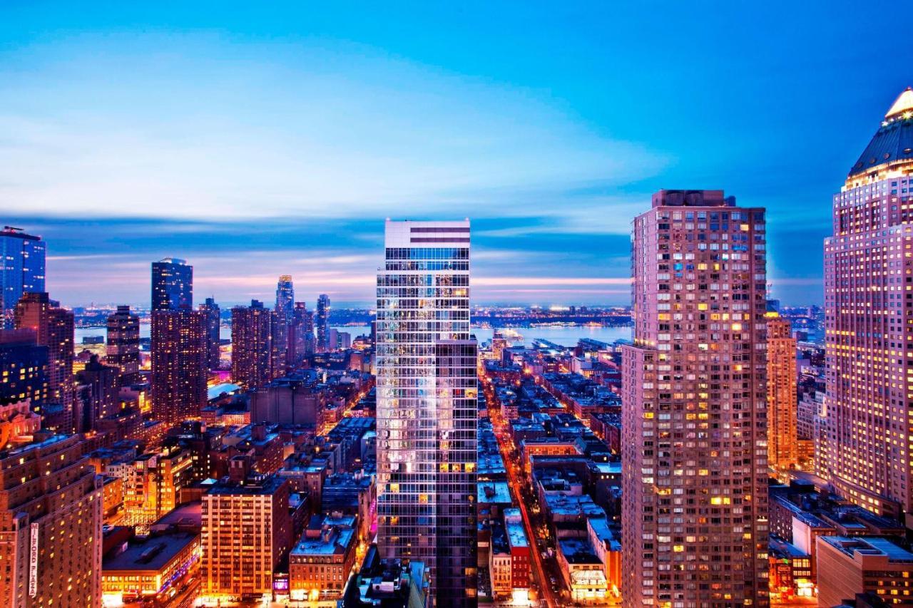 Cool Corner Room, 1 King, Hudson River view