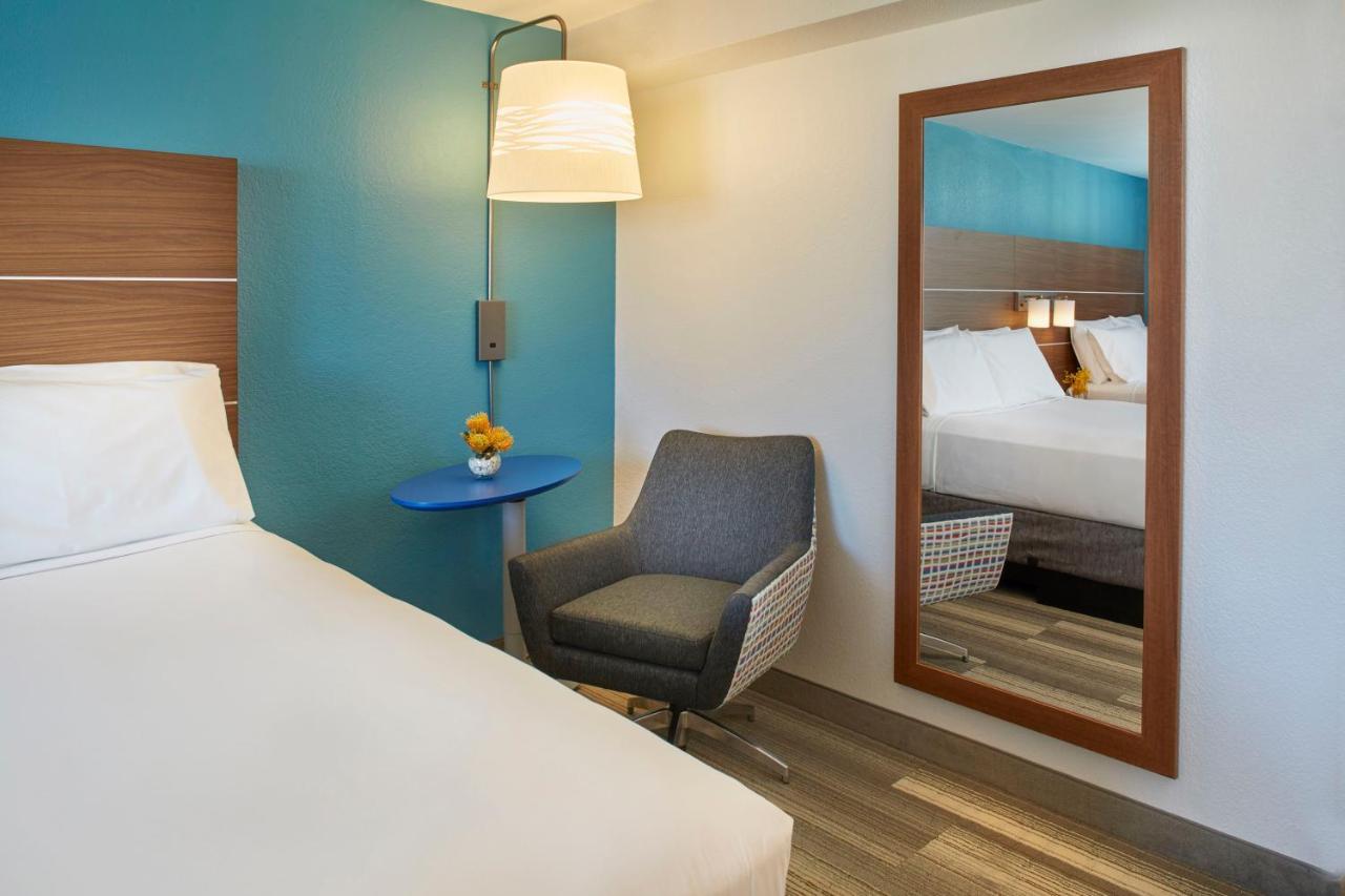 Standard Queen Room Two Queen Beds Communications Accessible