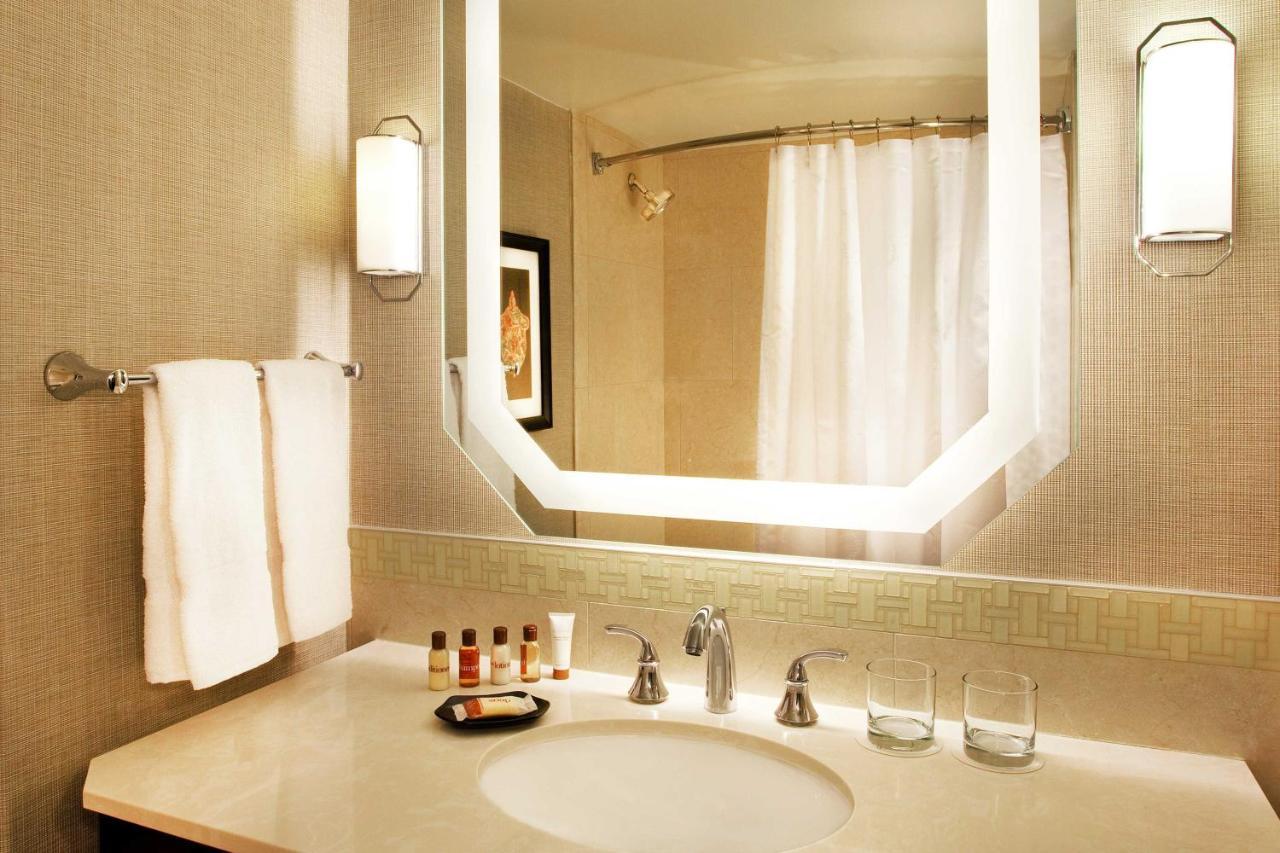 Deluxe King Room City View Transfer Shower Mobility Accessible