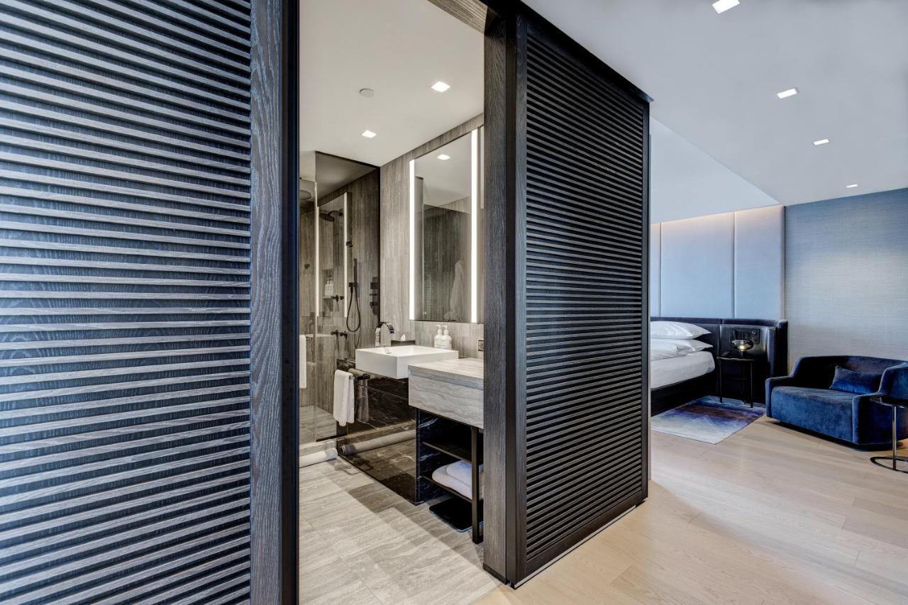 Deluxe City View One Bedroom Corner Suite 1 King Bed