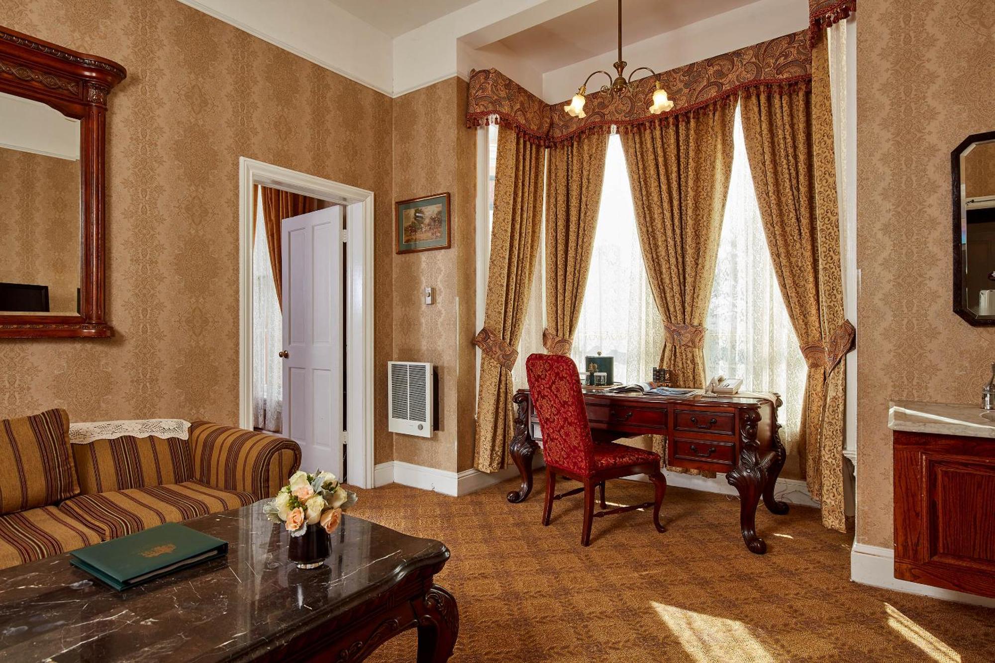 Executive Suite,1210332004:JPEG