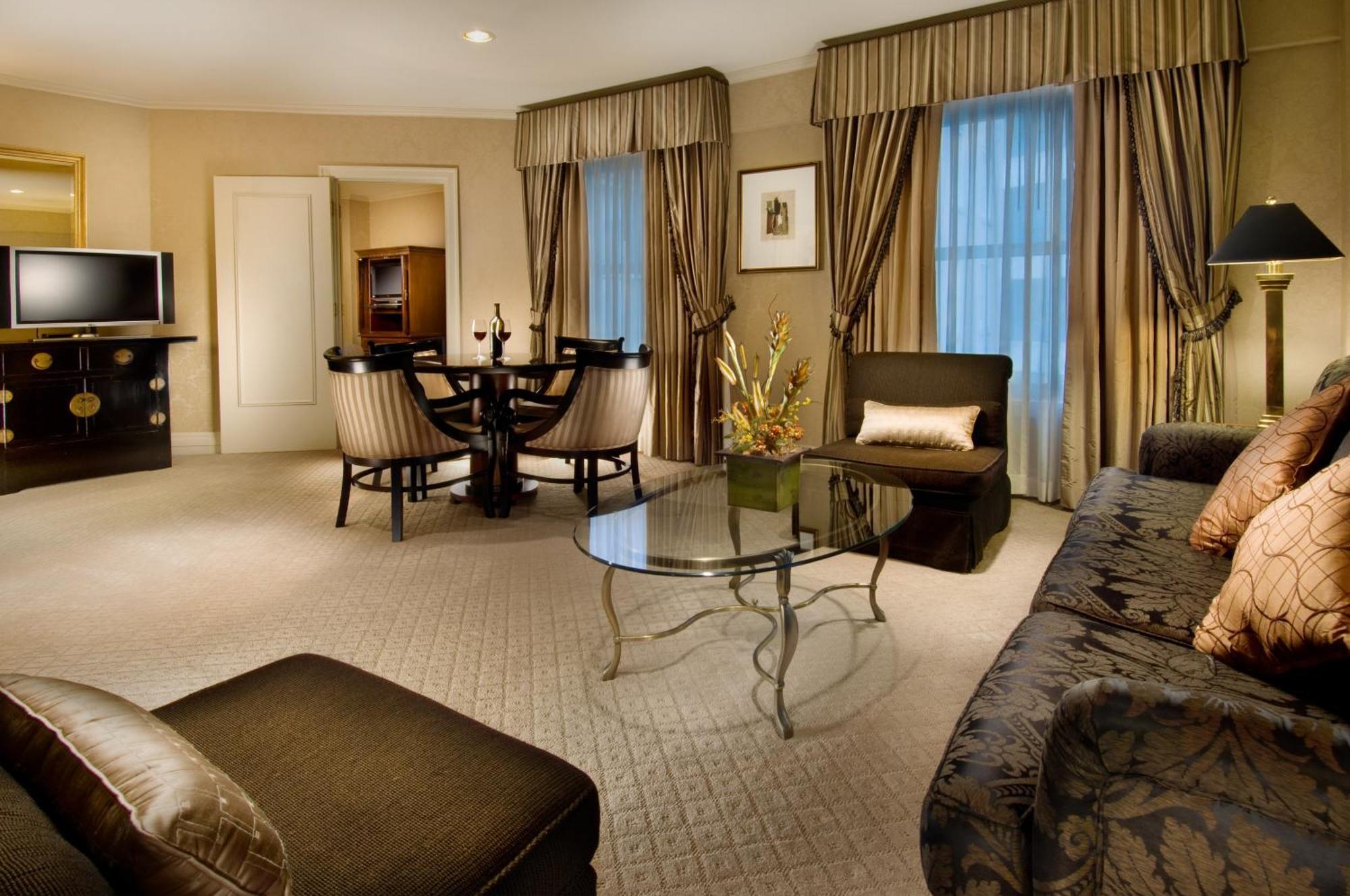 Executive Suite Queen Room