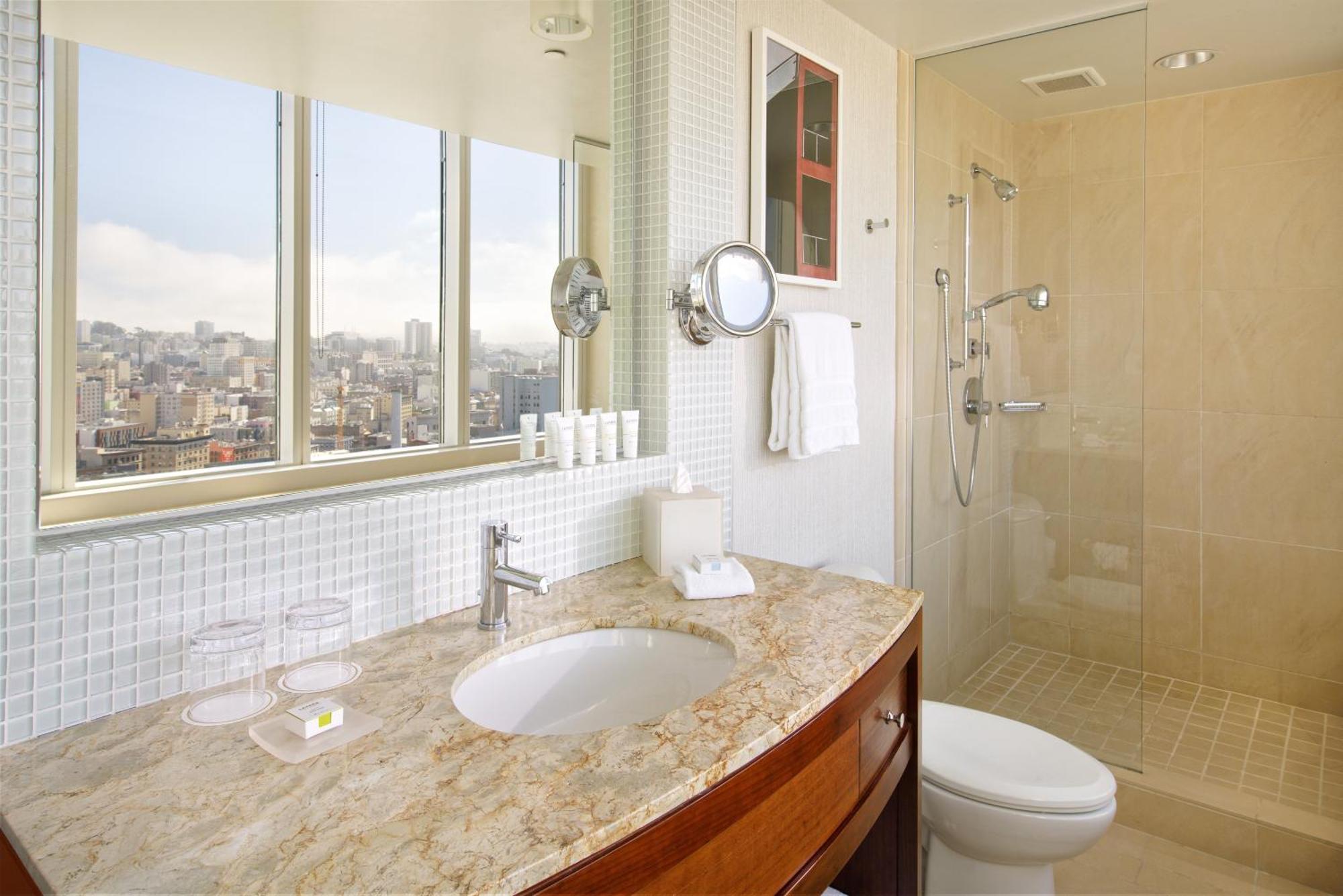 Classic Queen Room City View