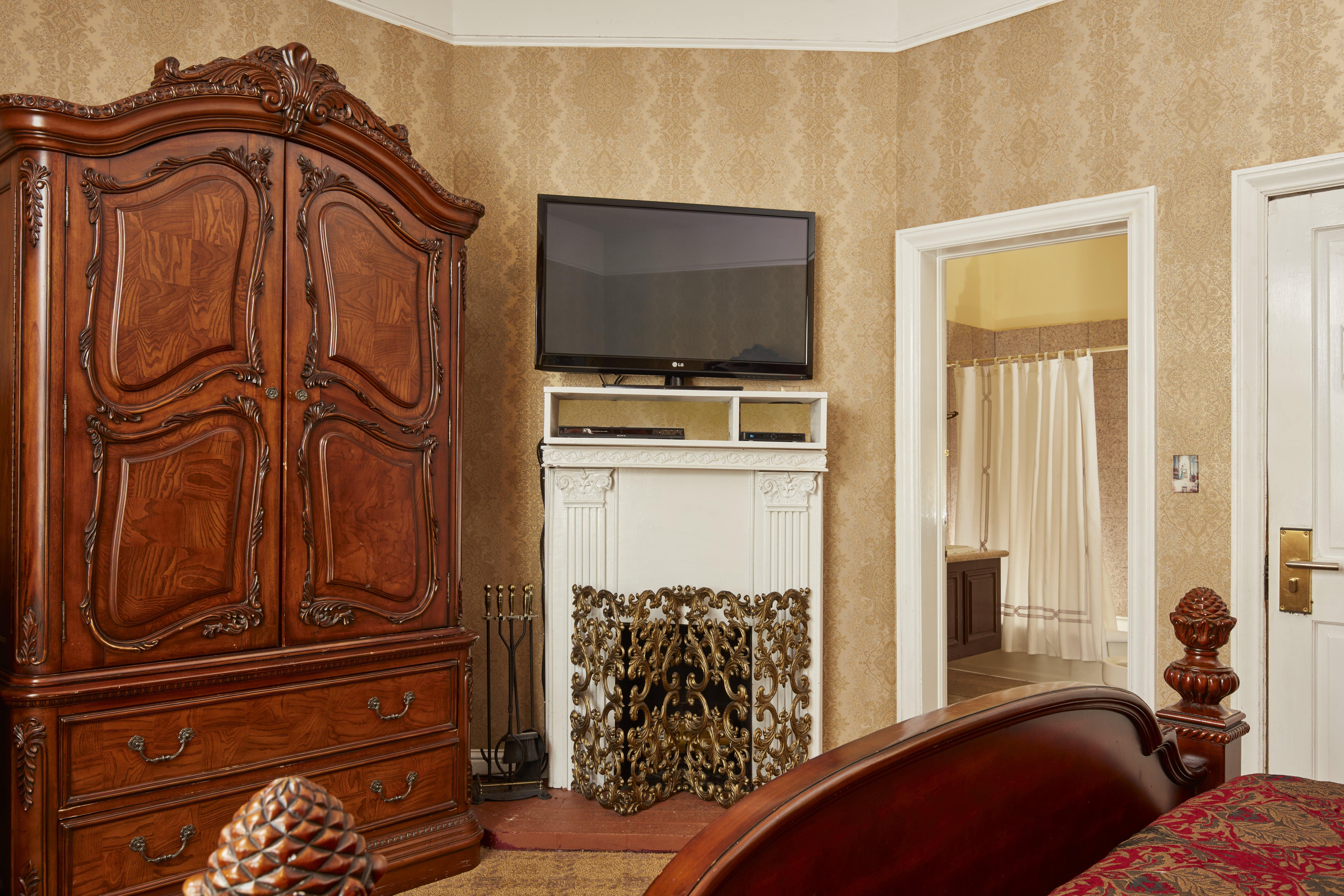 Deluxe King Room Fireplace