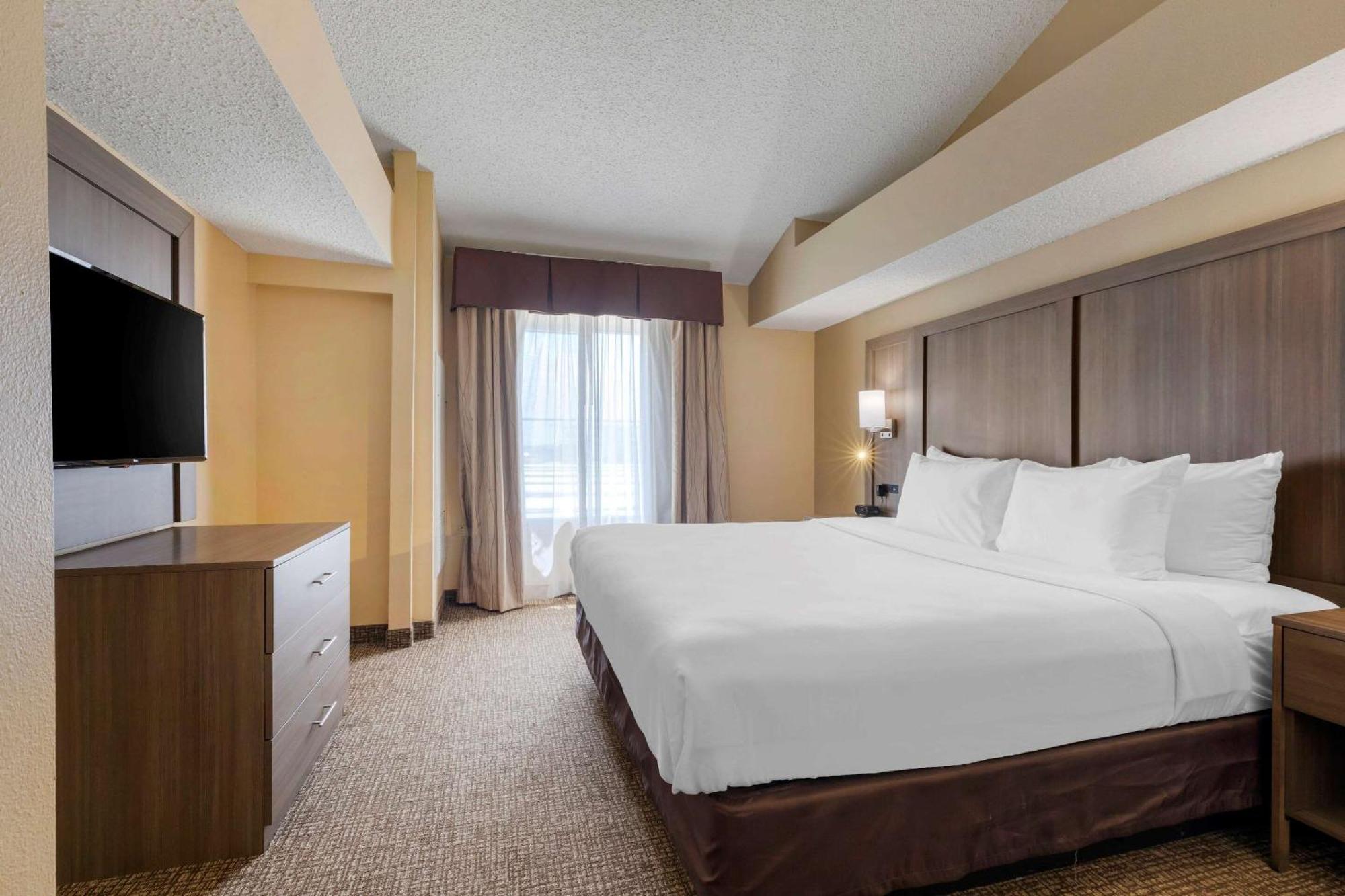 King Suite with Whirlpool - Non-Smoking,1275663463:JPEG