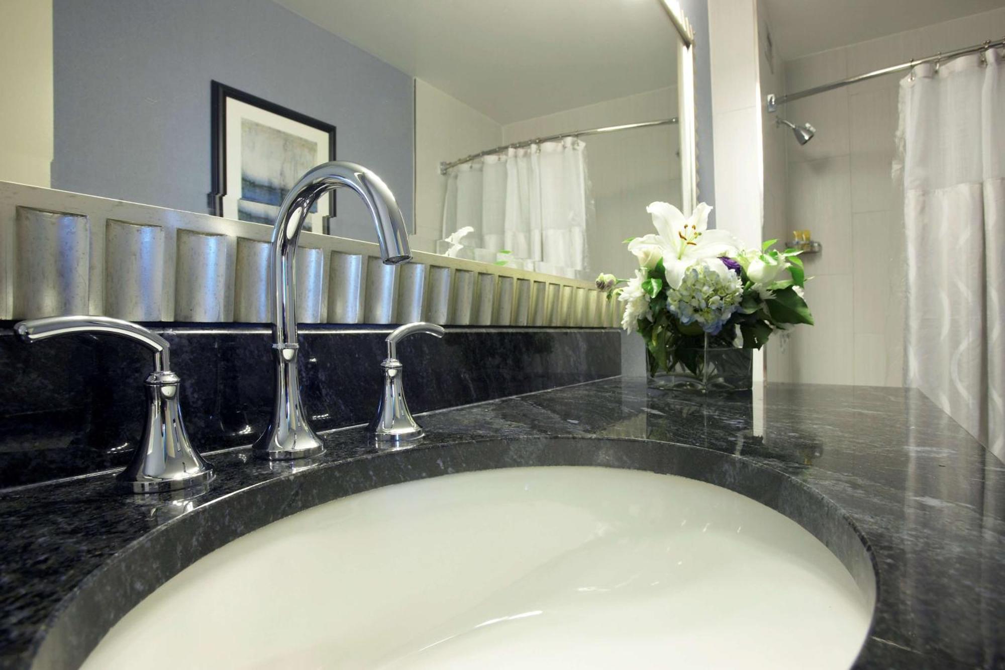 Double Room with Two Double Beds and Bath Tub - Mobility Accessible