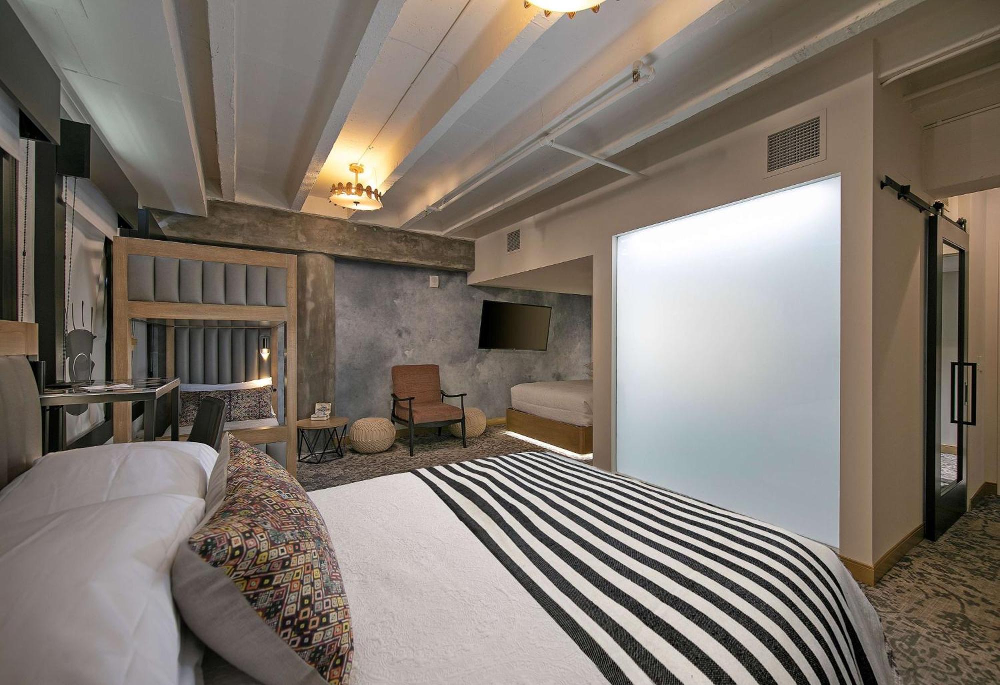 Studio with Two Queen and Two Bunk Beds