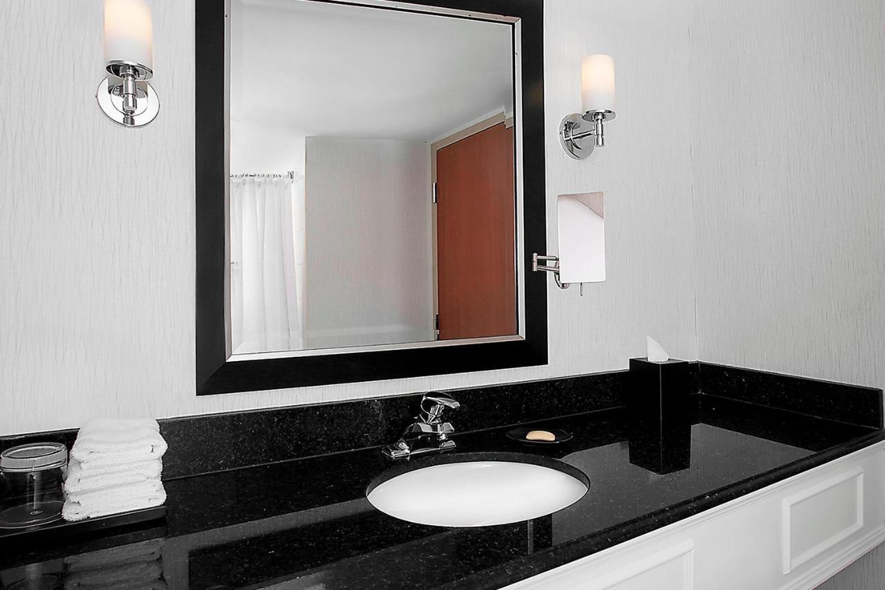 Deluxe Fallsview King Guest room 1 King Fallsview view