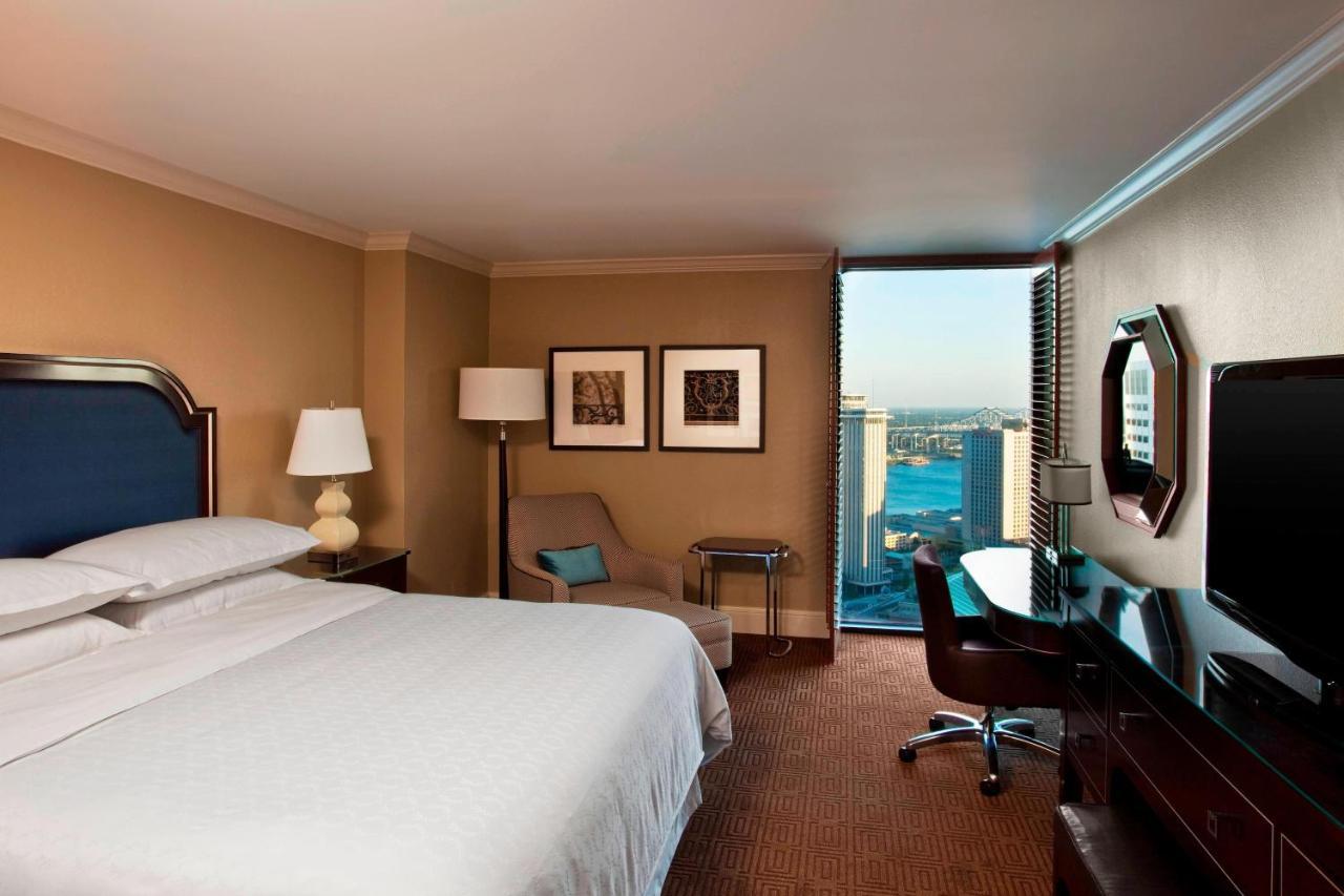 Deluxe King Room City View Transfer Shower Mobility Accessible