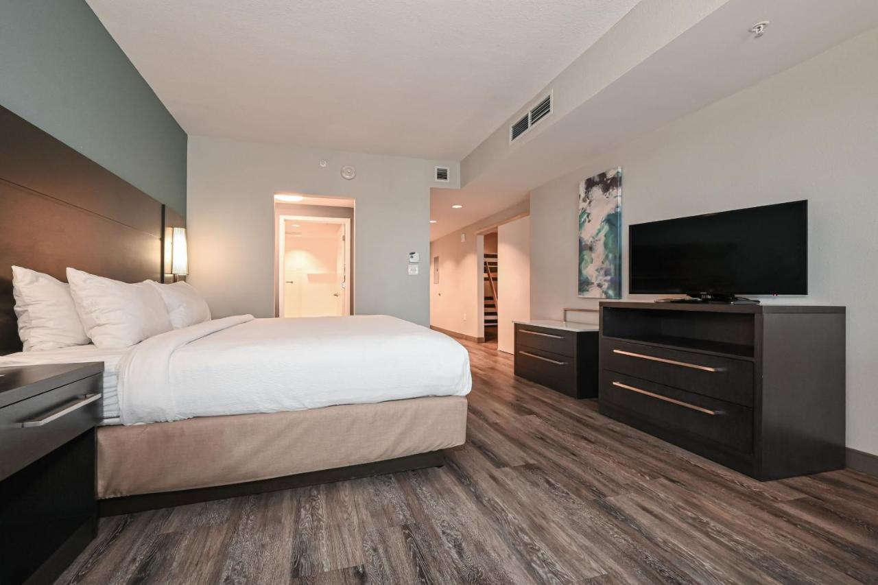 One-Bedroom King Suite Bunk Beds Balcony