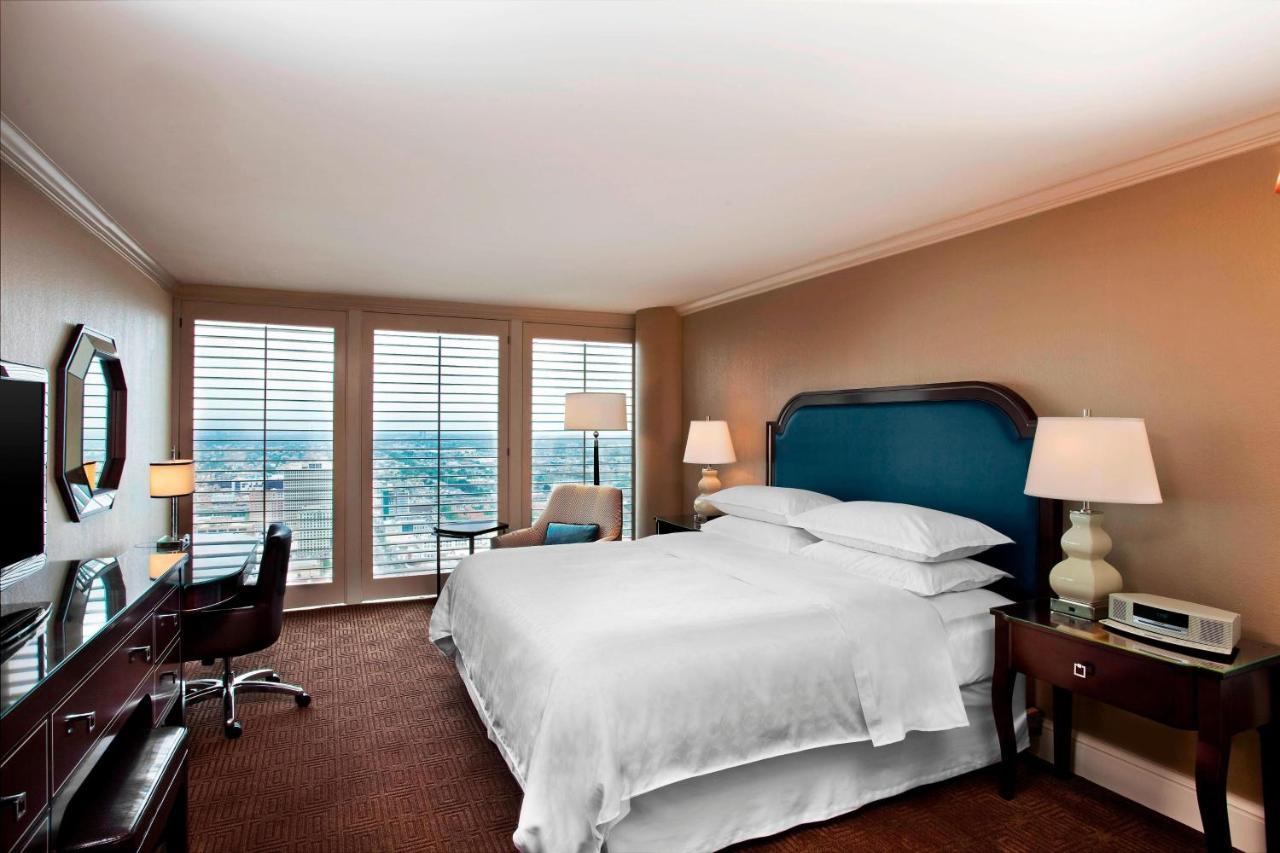 Deluxe King Room City View Transfer Shower Mobility Accessible
