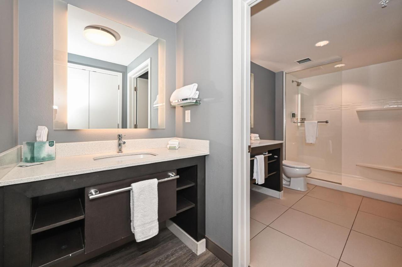 Large Oceanfront Executive Studio Suite Balcony