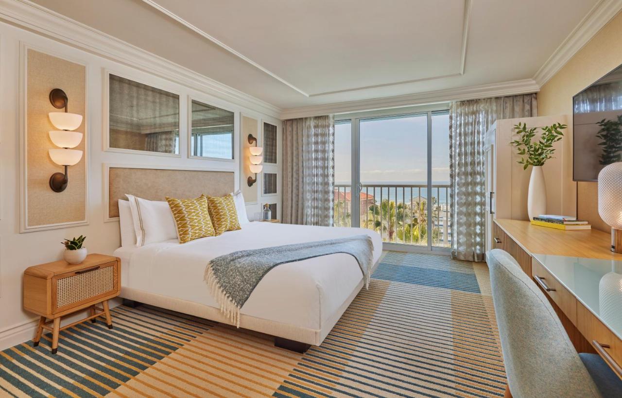 Mobility or Hearing Accessible Ocean View King Roll Shower,1389429293:JPEG