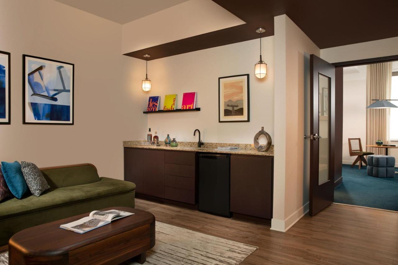 1 Bedroom 2 room Suite 1 King