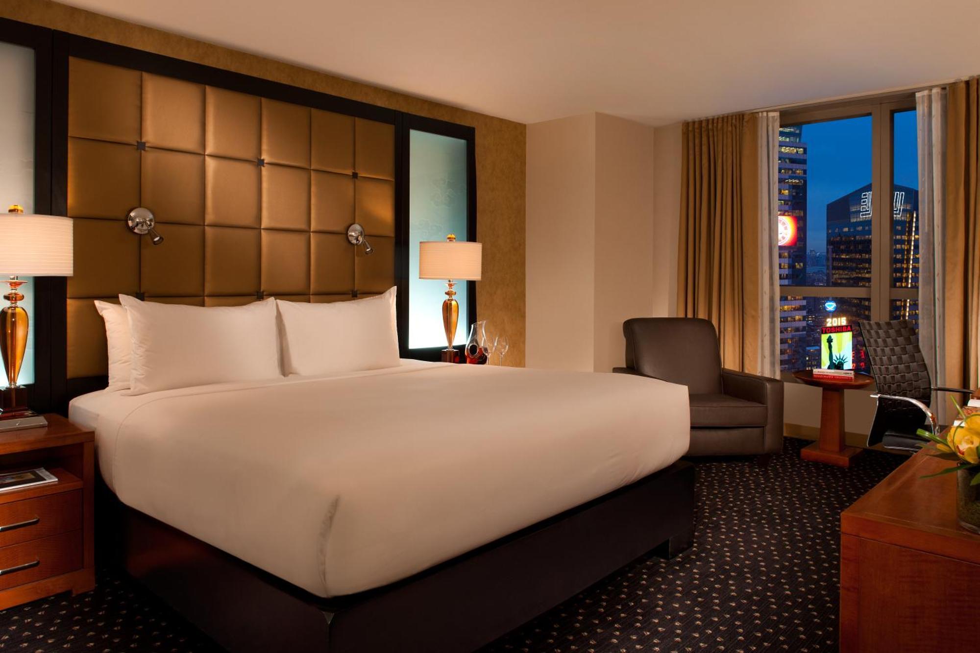 Deluxe room 1 King bed High Floor