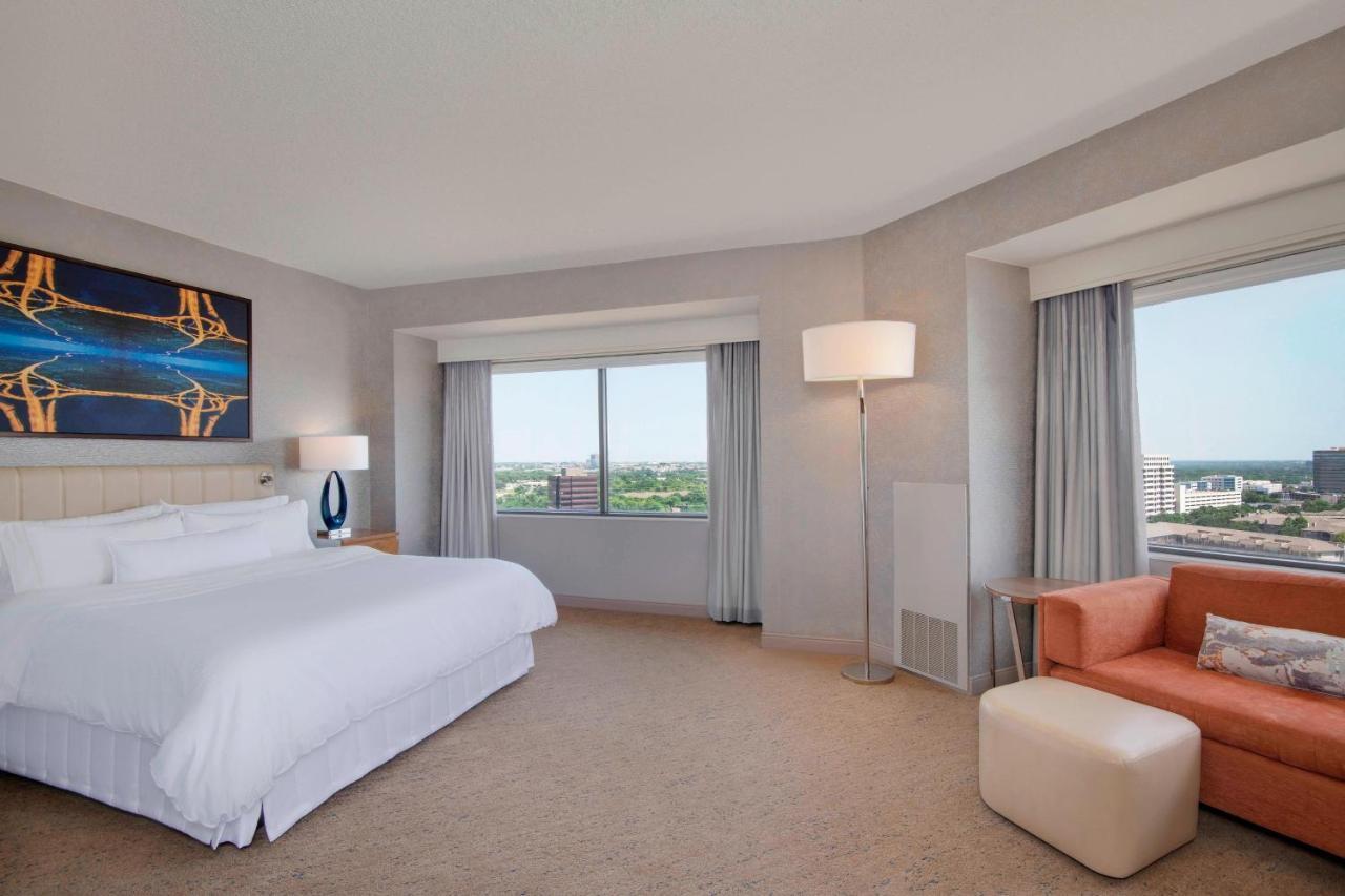 Junior Corner King Suite with City View