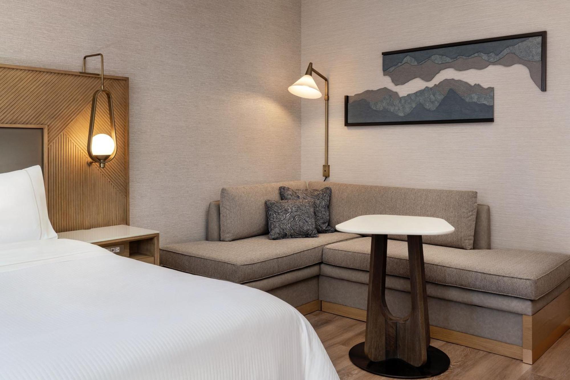 Deluxe King Room City View High Floor or Hearing Accessible