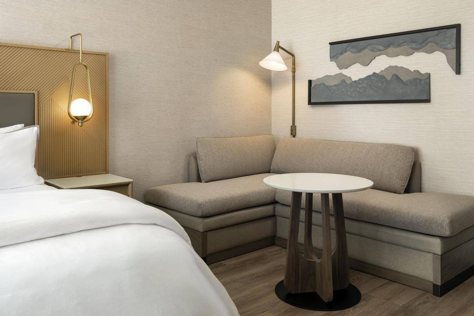Deluxe King Room City View High Floor or Hearing Accessible