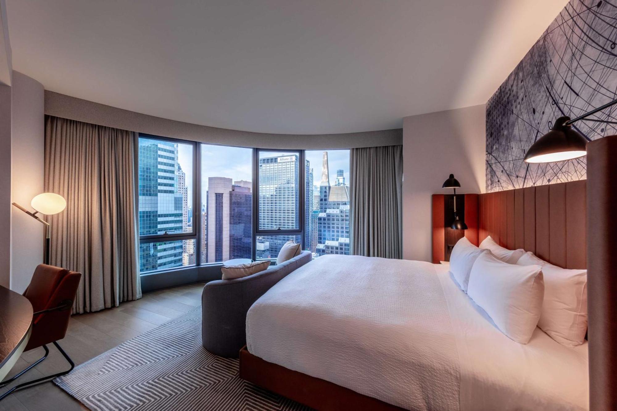 Panoramic Corner King Suite Square View