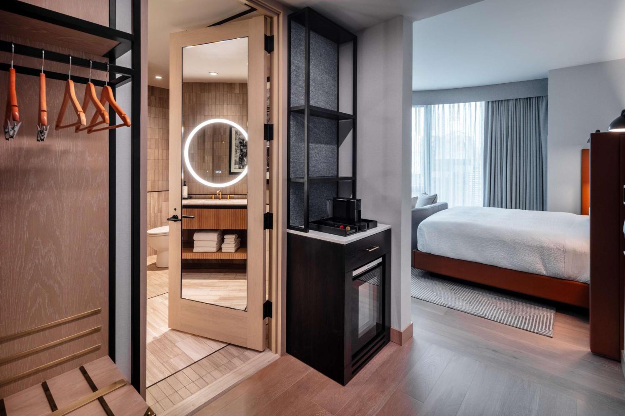 Panoramic Corner King Suite Square View
