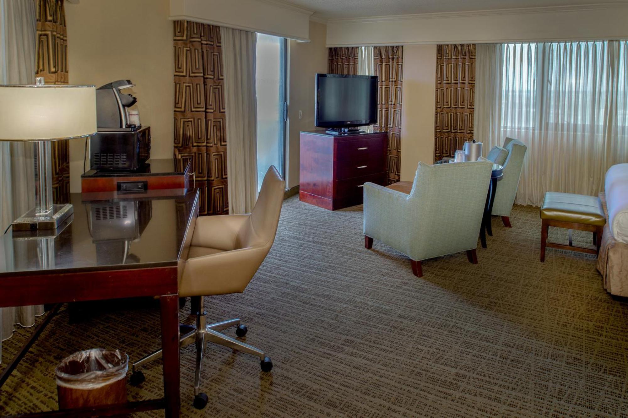 Corner King Room with Balcony - Non-Smoking