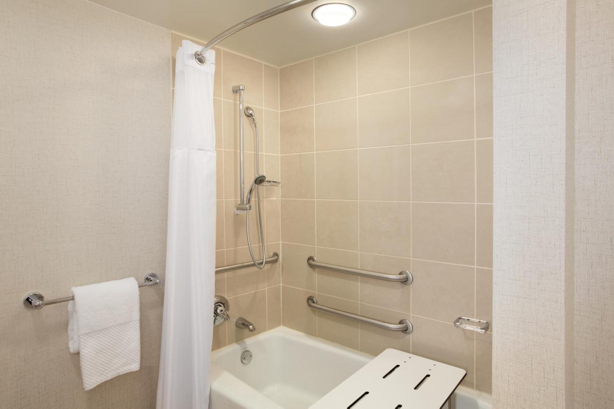 One-Bedroom King Suite Mobility Accessible Tub
