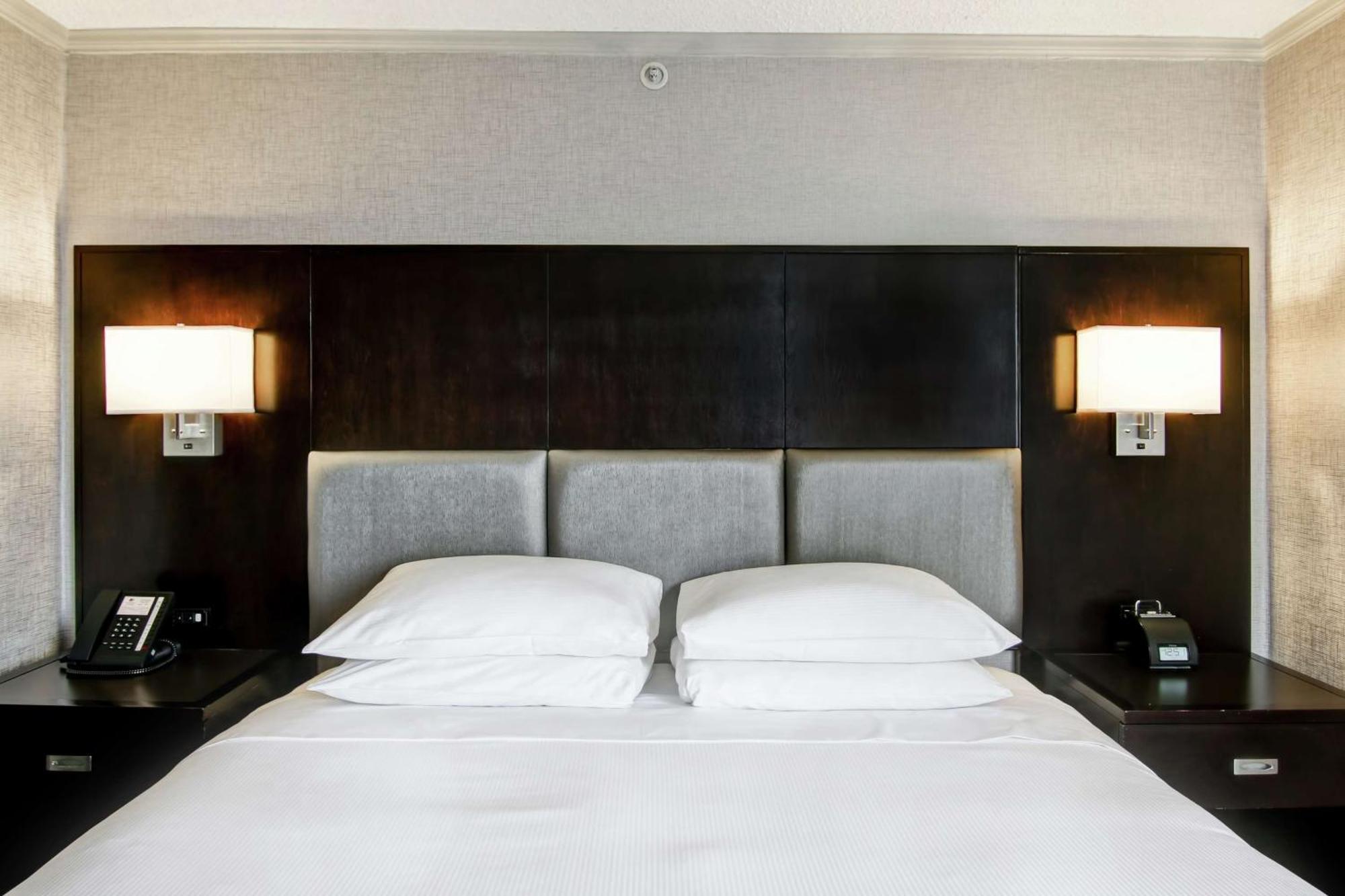 Superior One-Bedroom King Suite,1551378052:JPEG