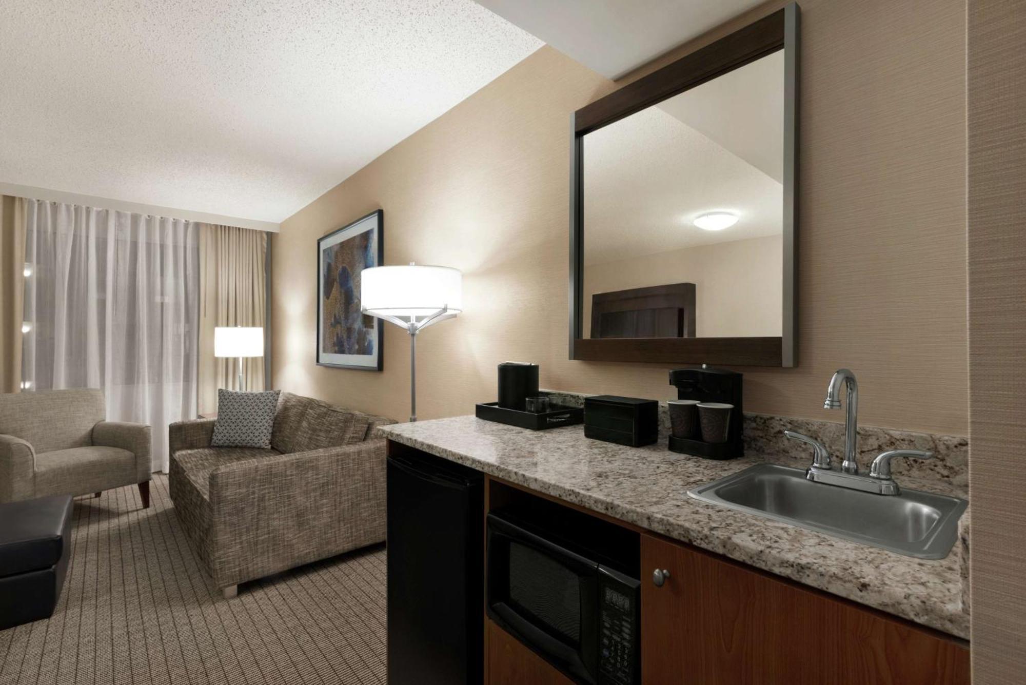 King Suite with River View - Non-Smoking