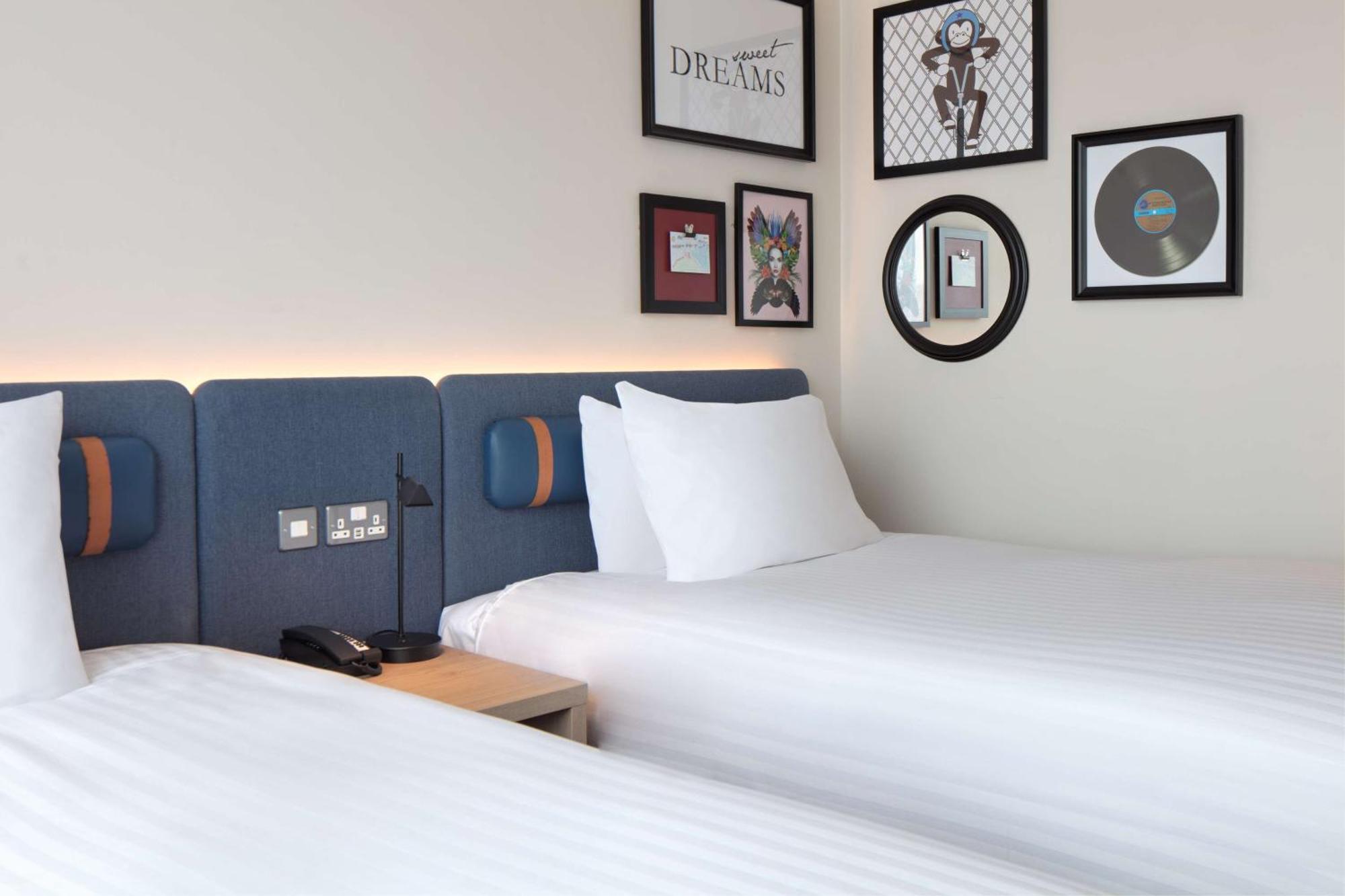 2 Twin Beds Room