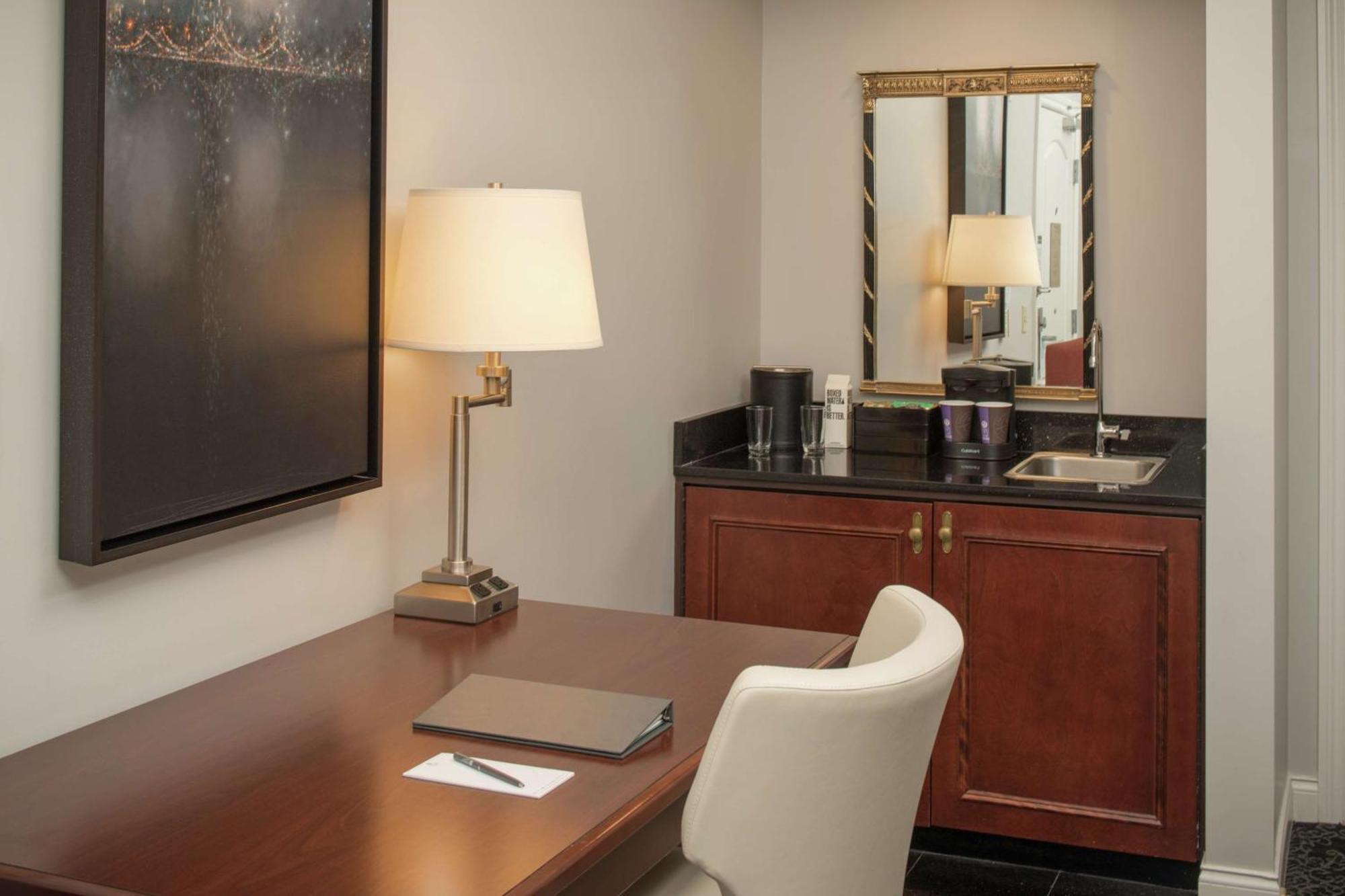 One-Bedroom King Suite,1552506817:JPEG