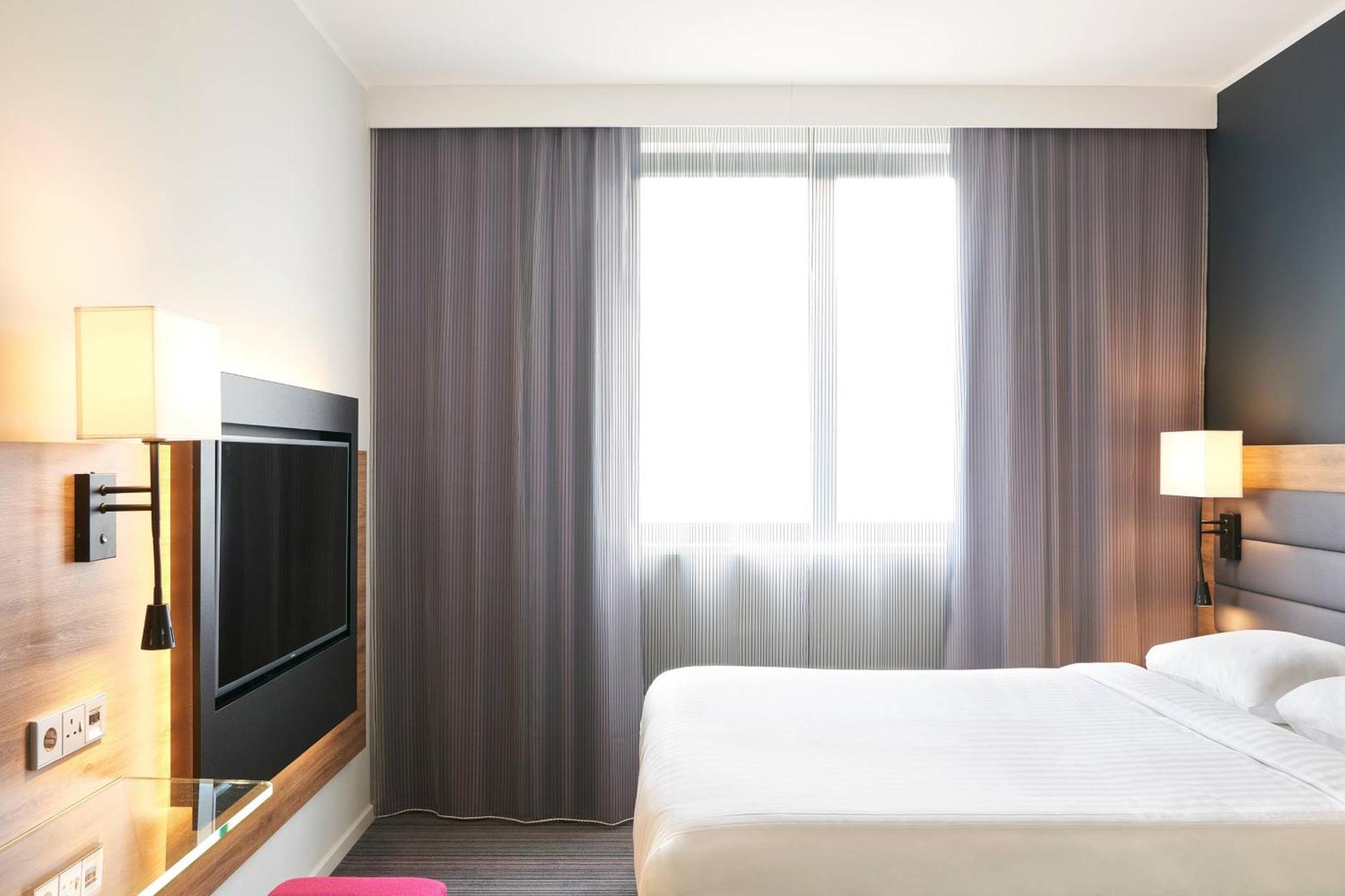 Moxy Queen Room