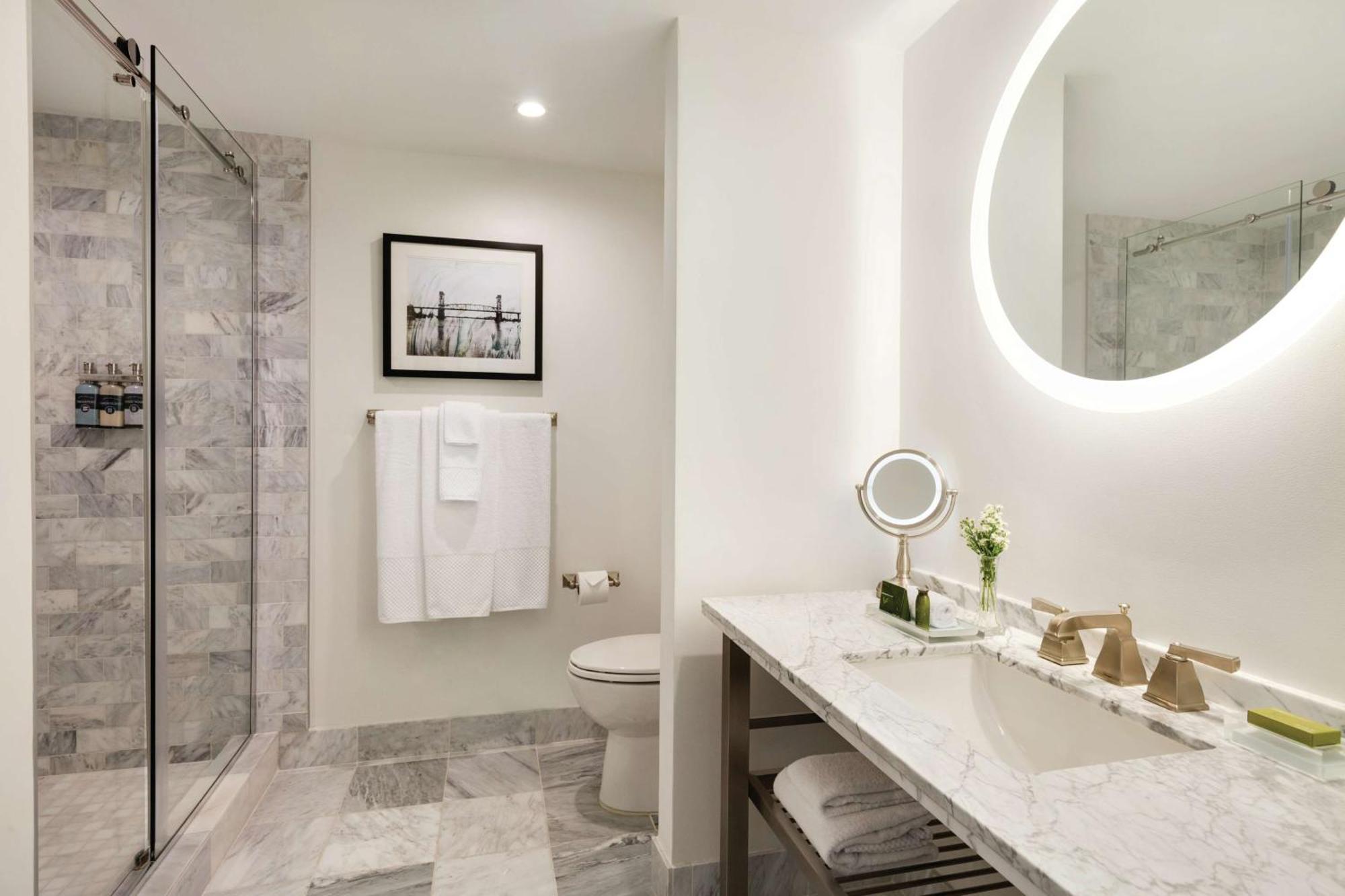 King Room with River View and Roll-in Shower - Mobility Access