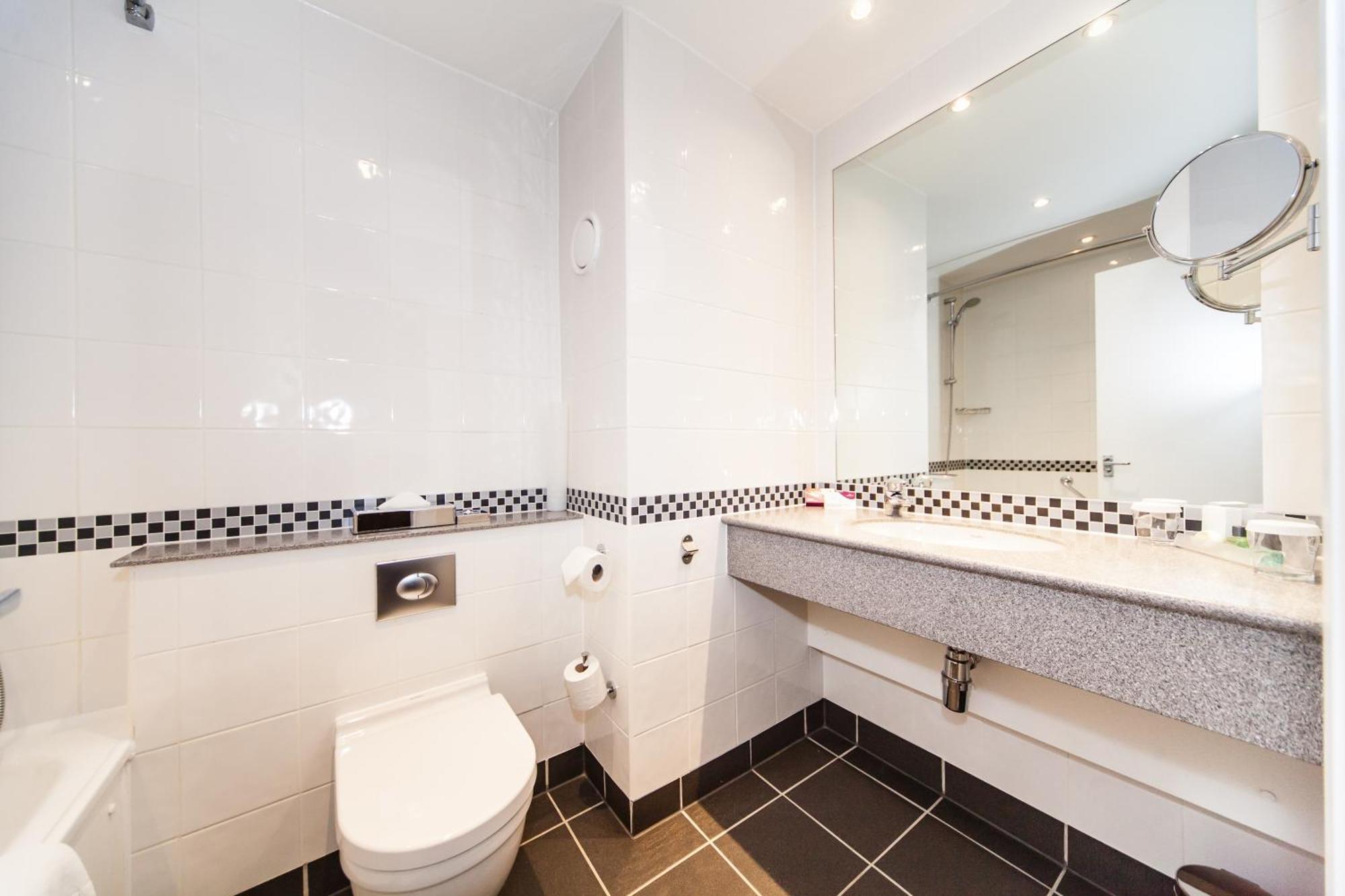 Standard Queen Room Disability Access