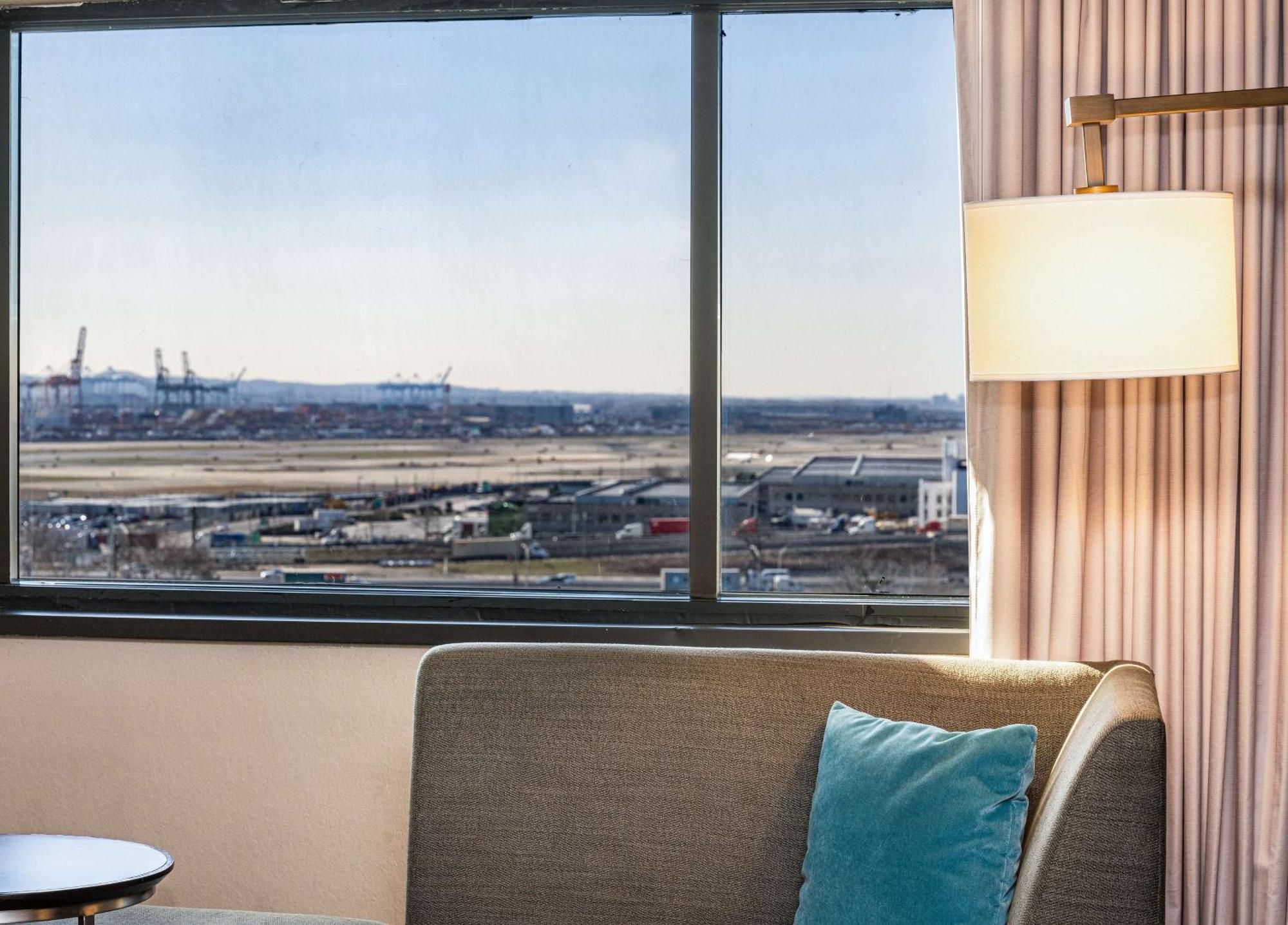 King Room Newark Skyline View Top Floor