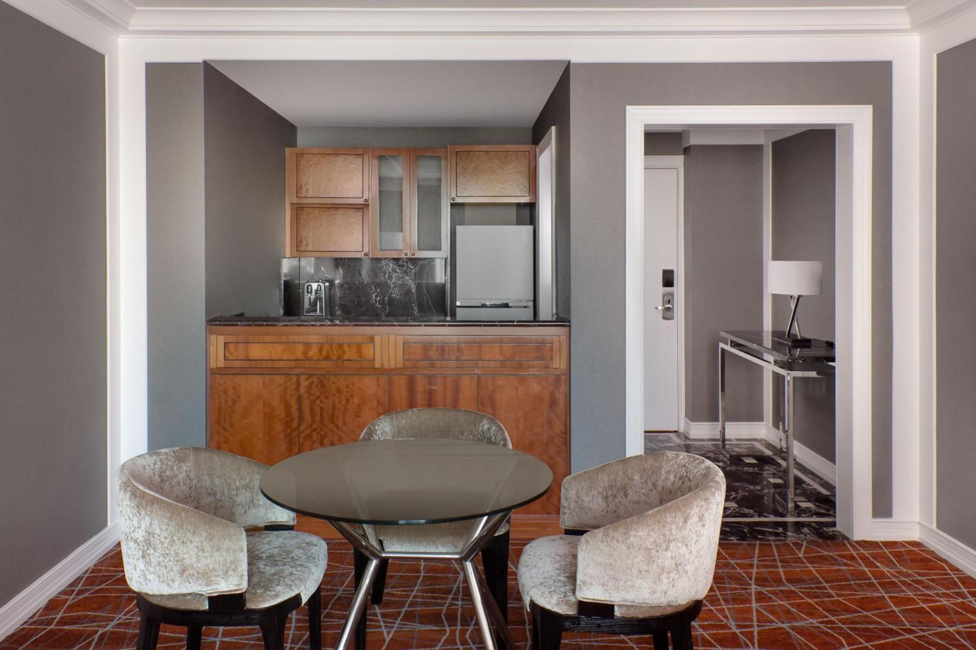 Executive Level, 1 Bedroom Executive Suite, 1 King, City View, High Floor, Whirlpool
