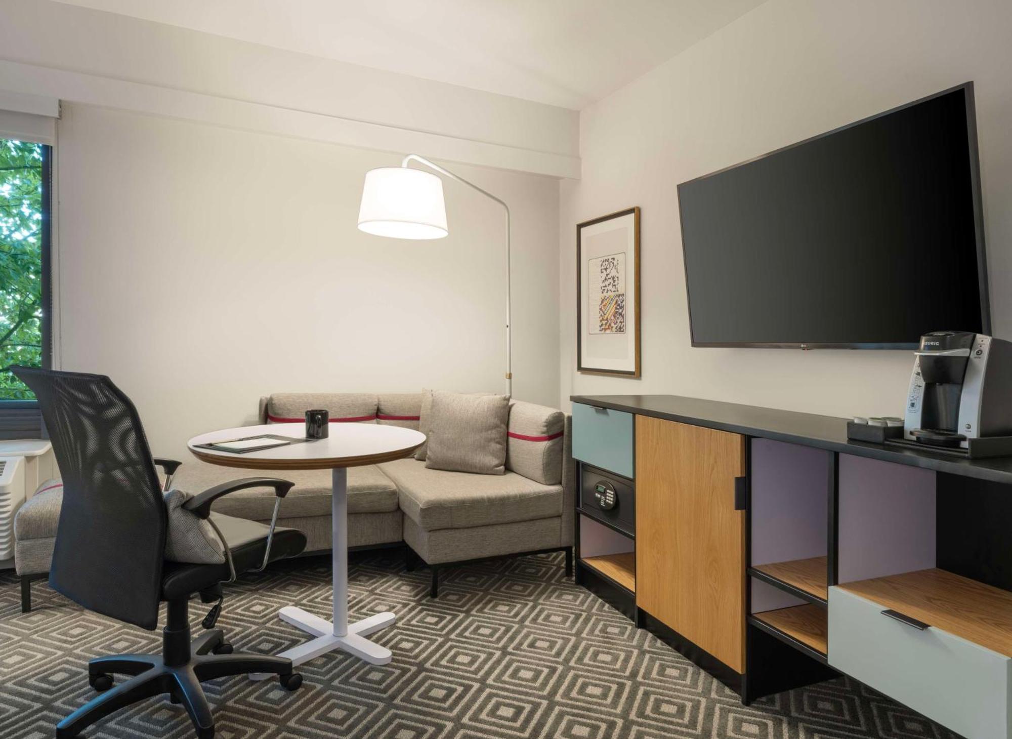 Deluxe Corner King Room