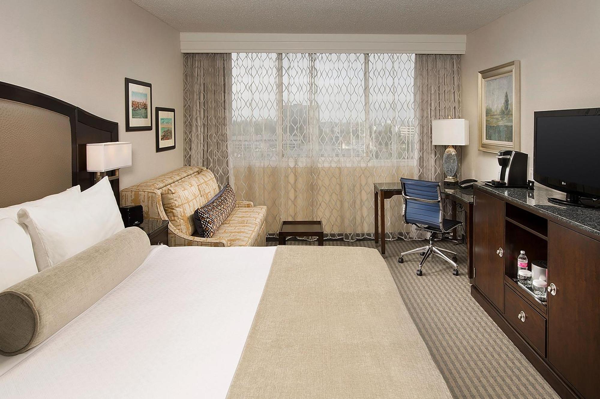 King Room with Transfer Shower and Roll-In Shower - Mobility Access/Hearing Accessible