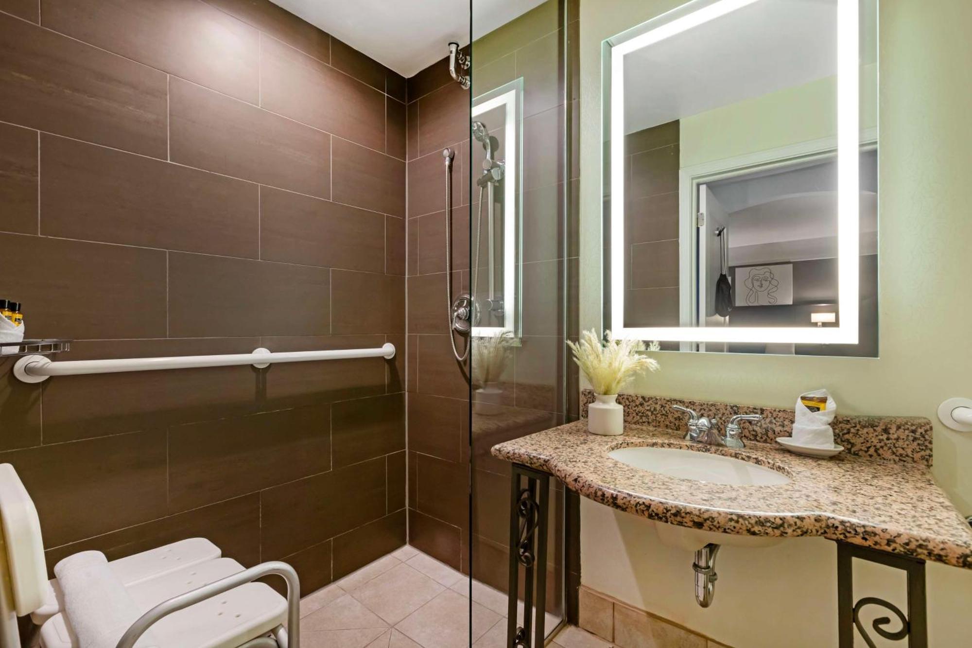 King Room with Roll-in Shower - Disability Access/Non-Smoking