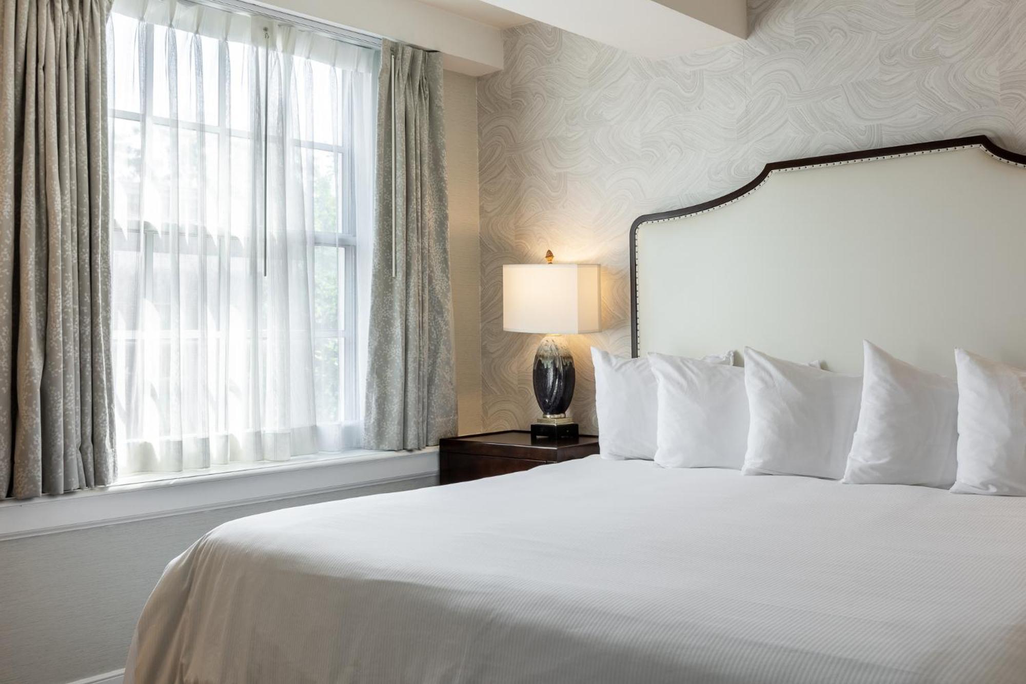 Senate Room King Bed