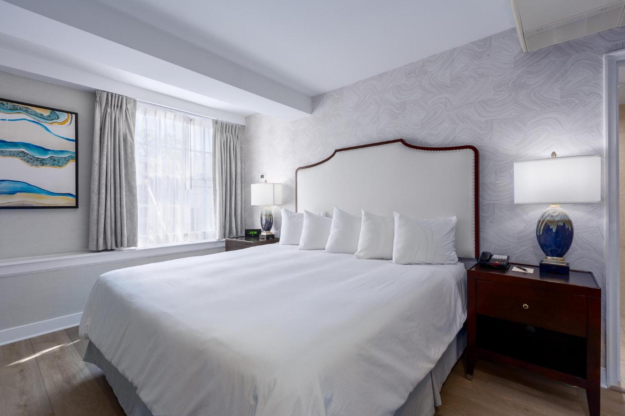 Senate Room King Bed