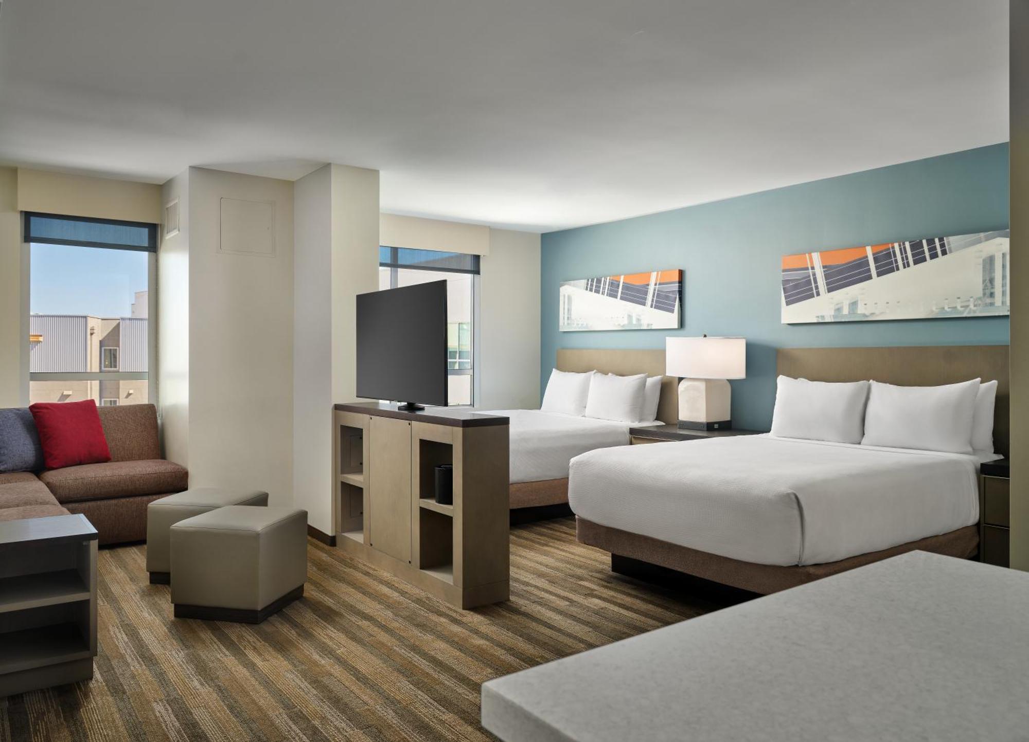 Studio Suite Two Queen Beds Sofa Bed Kitchen