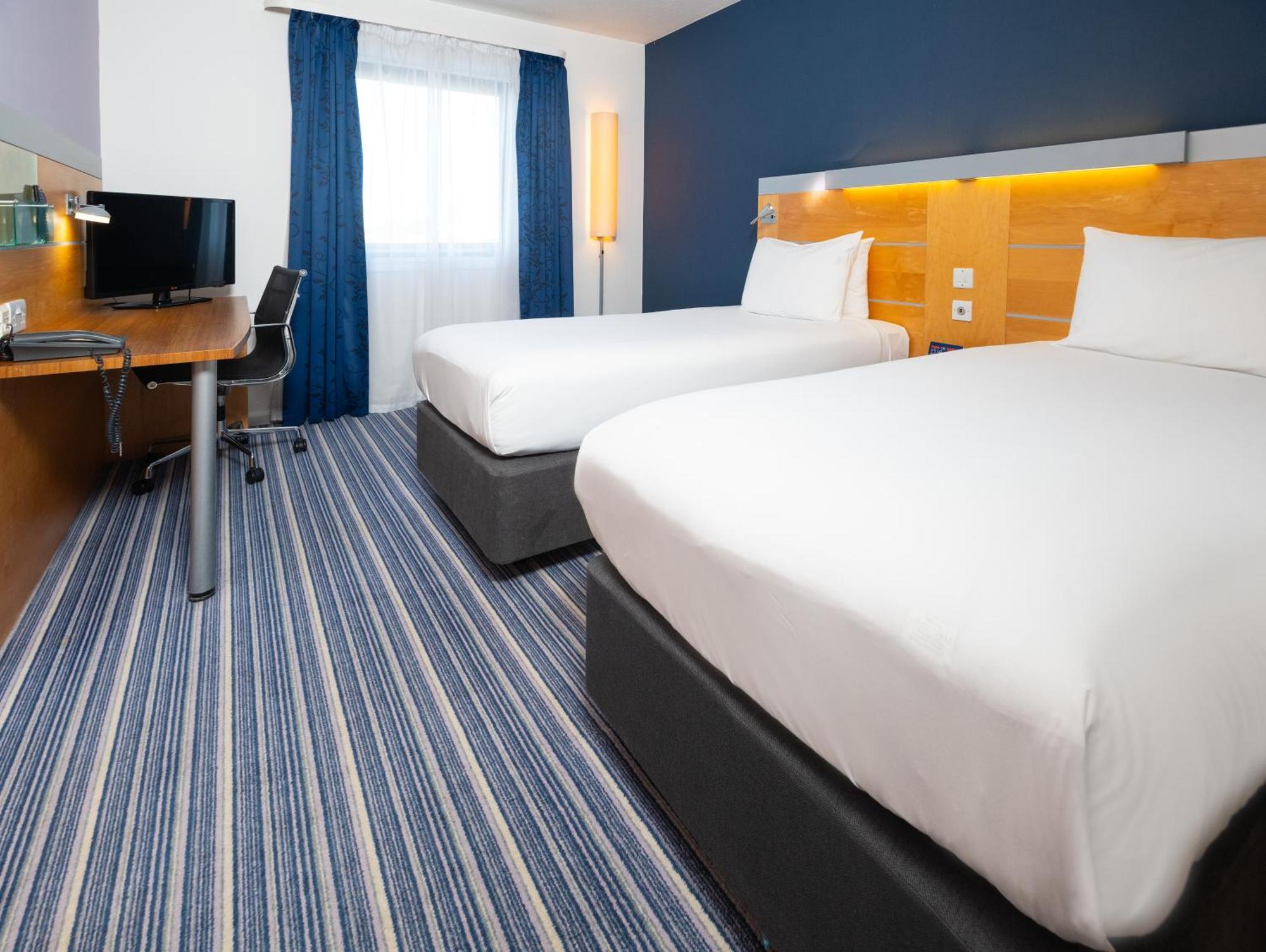 Standard Twin Room with Free Hot Breakfast