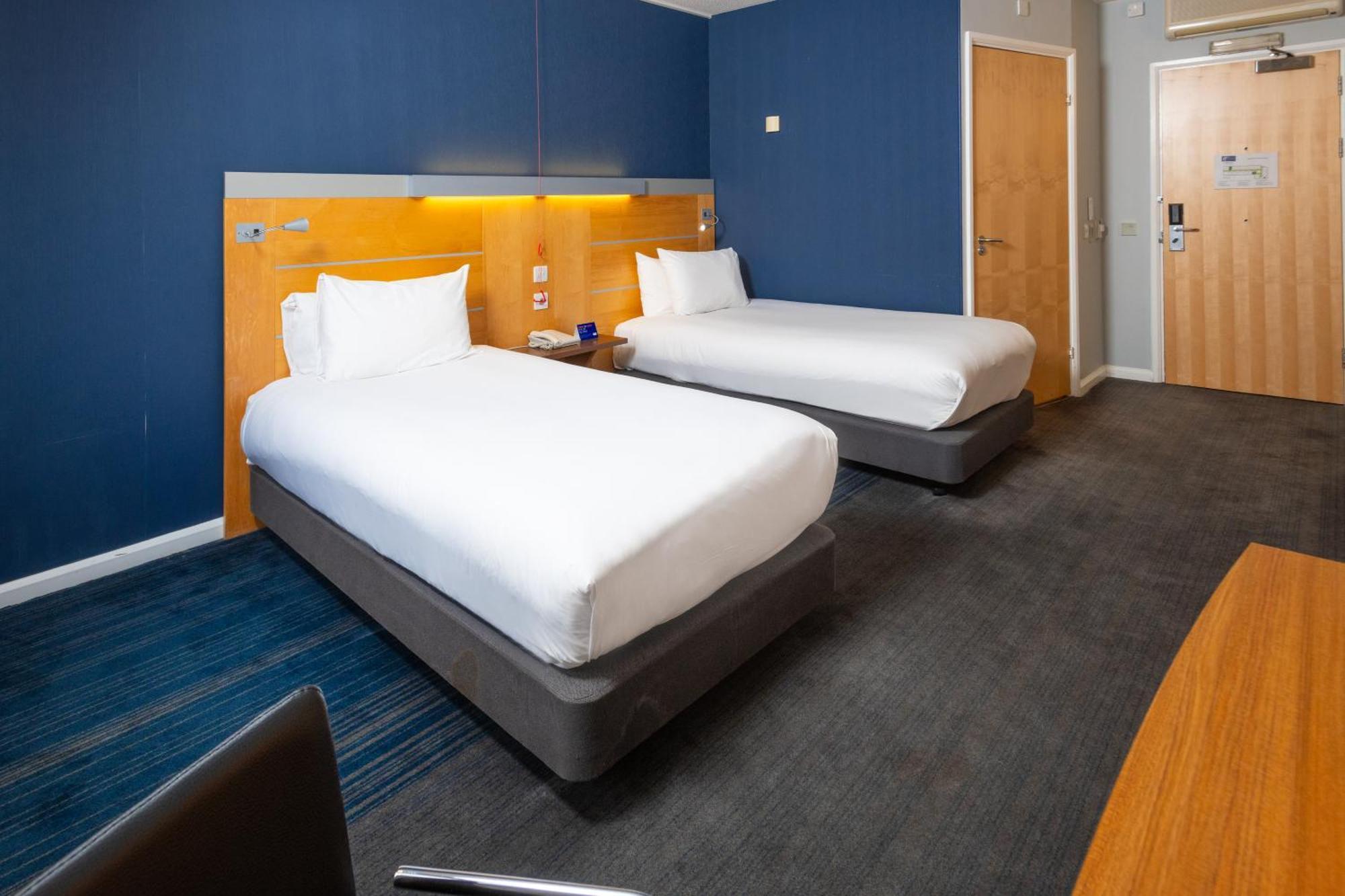 Standard Twin Room with Free Hot Breakfast - Accessible