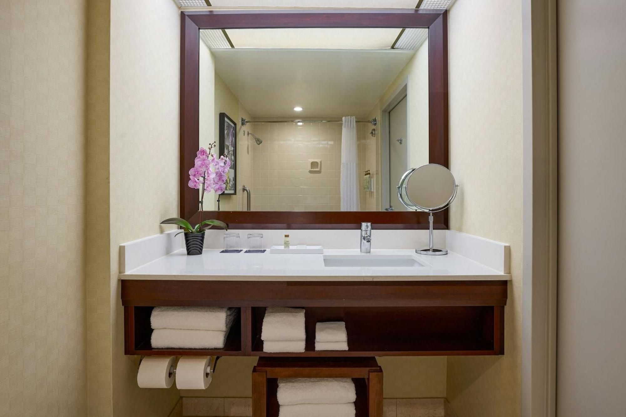 Club lounge access Guest room 2 Queen
