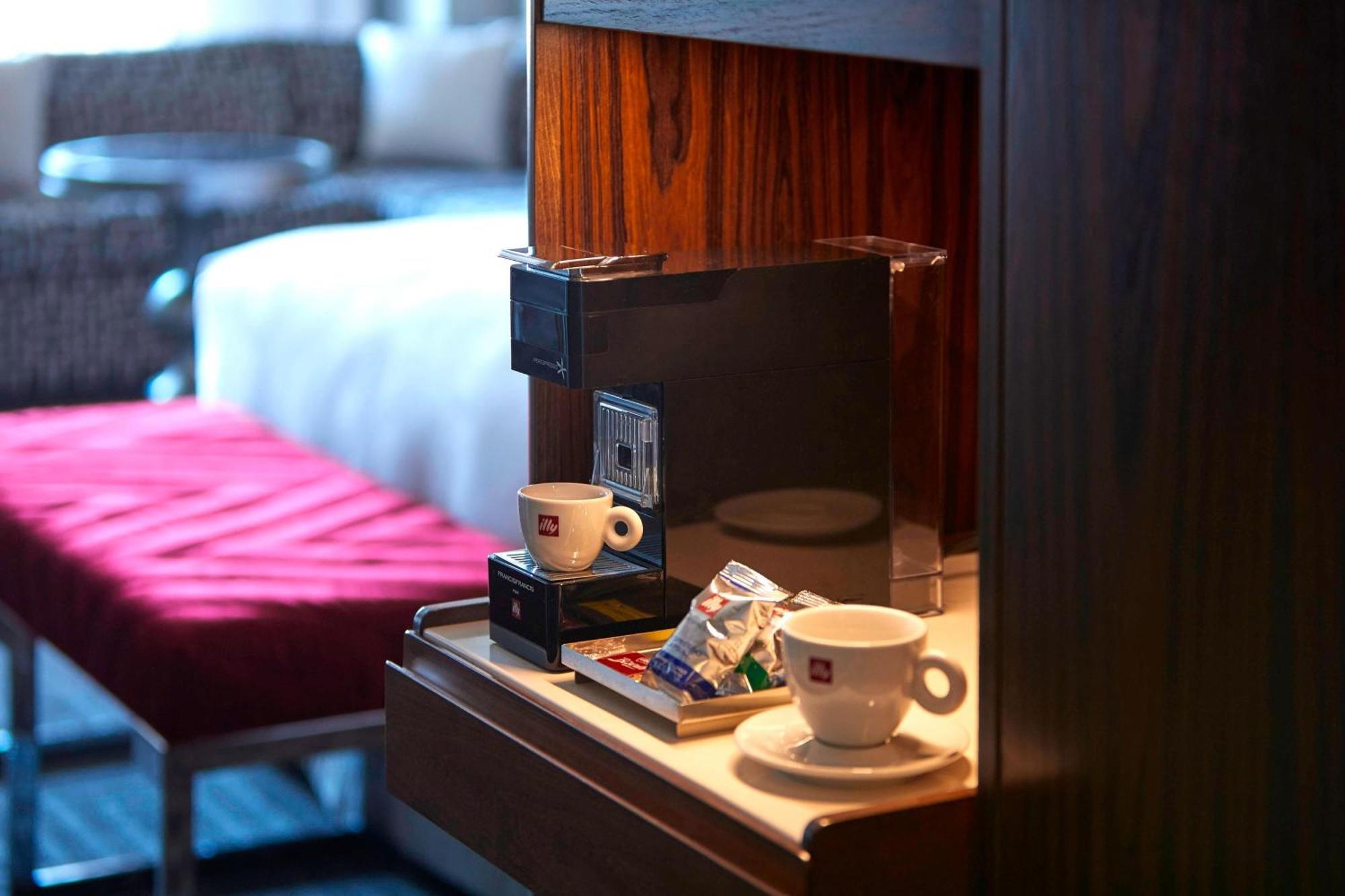 Queen Room Two Queen Beds Hearing Accessible