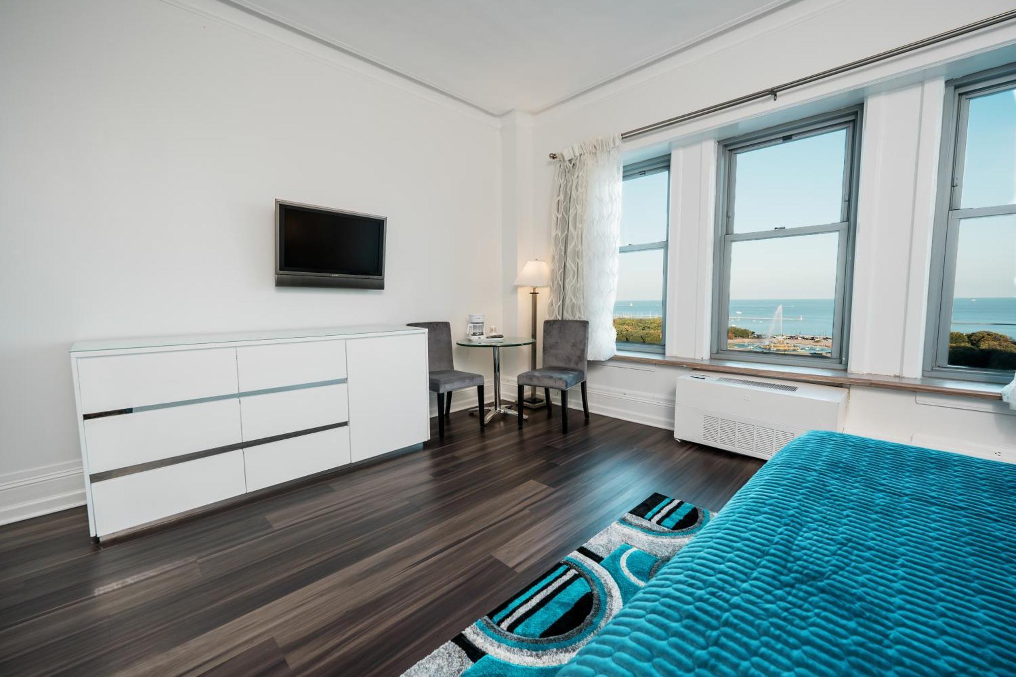 King Suite Lake View