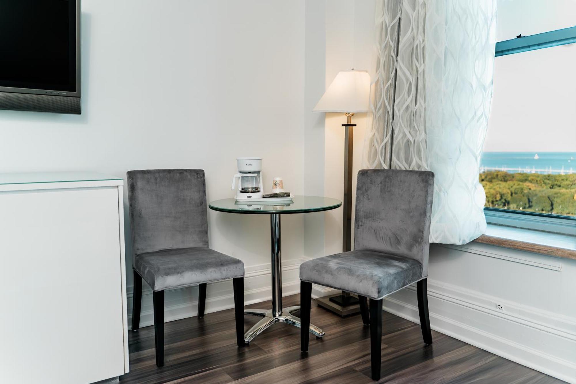 King Suite Lake View