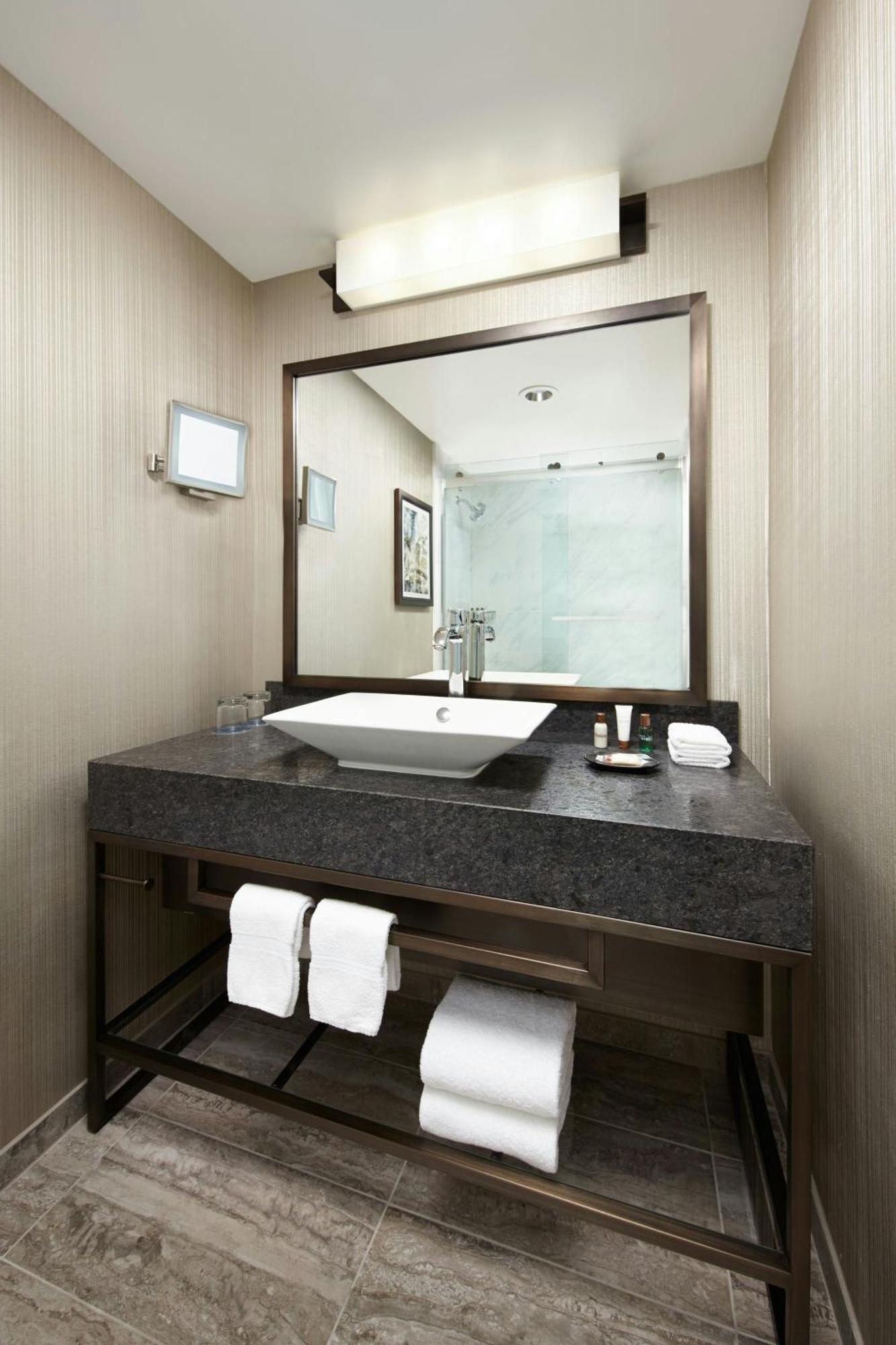 Concierge level Guest room 1 King Corner room